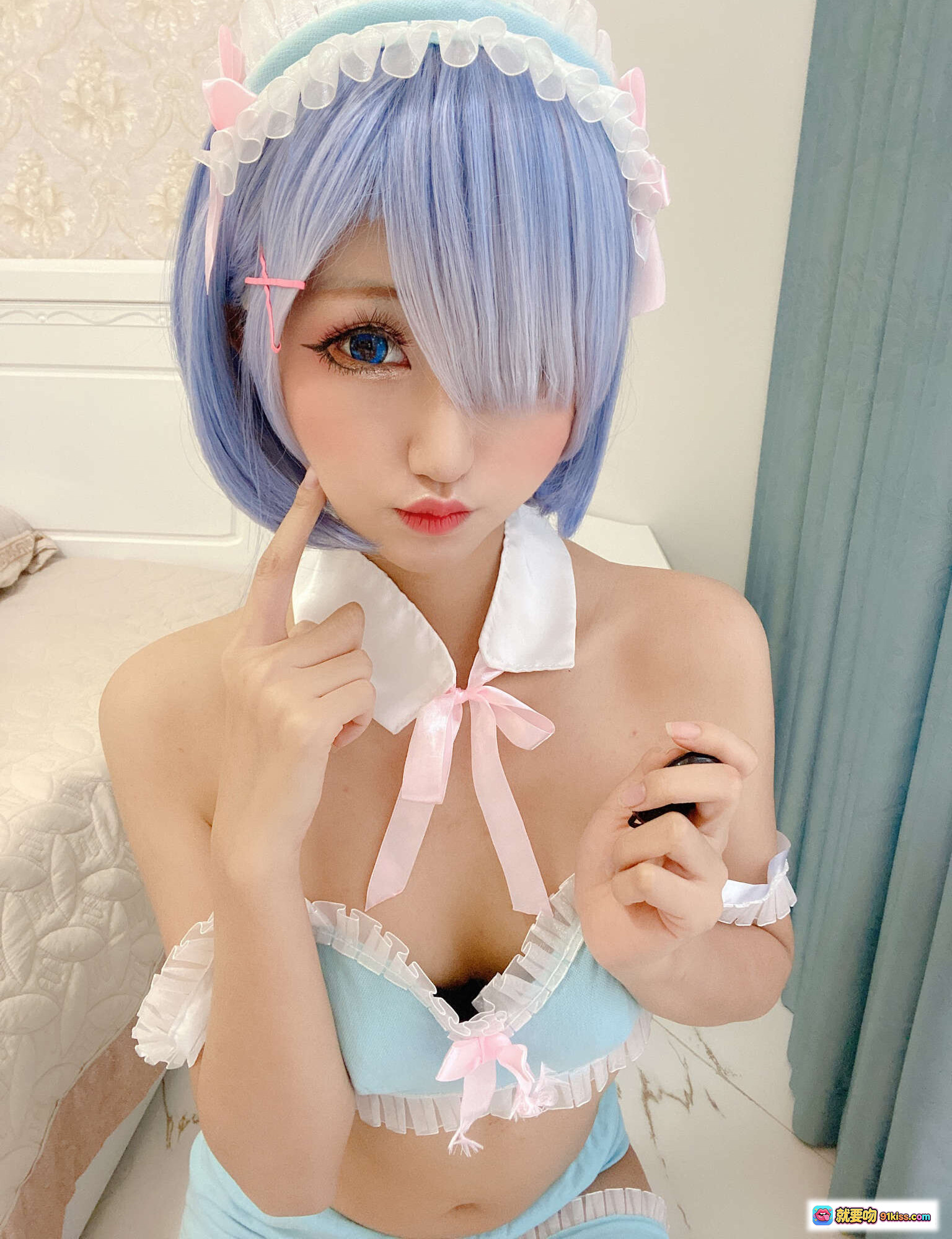 图片[10] - 越南妹KuukoW NO.023雷姆Cosplay写真｜蓝发女仆装性感私房照｜居家场景美腿诱惑 - 就要吻
