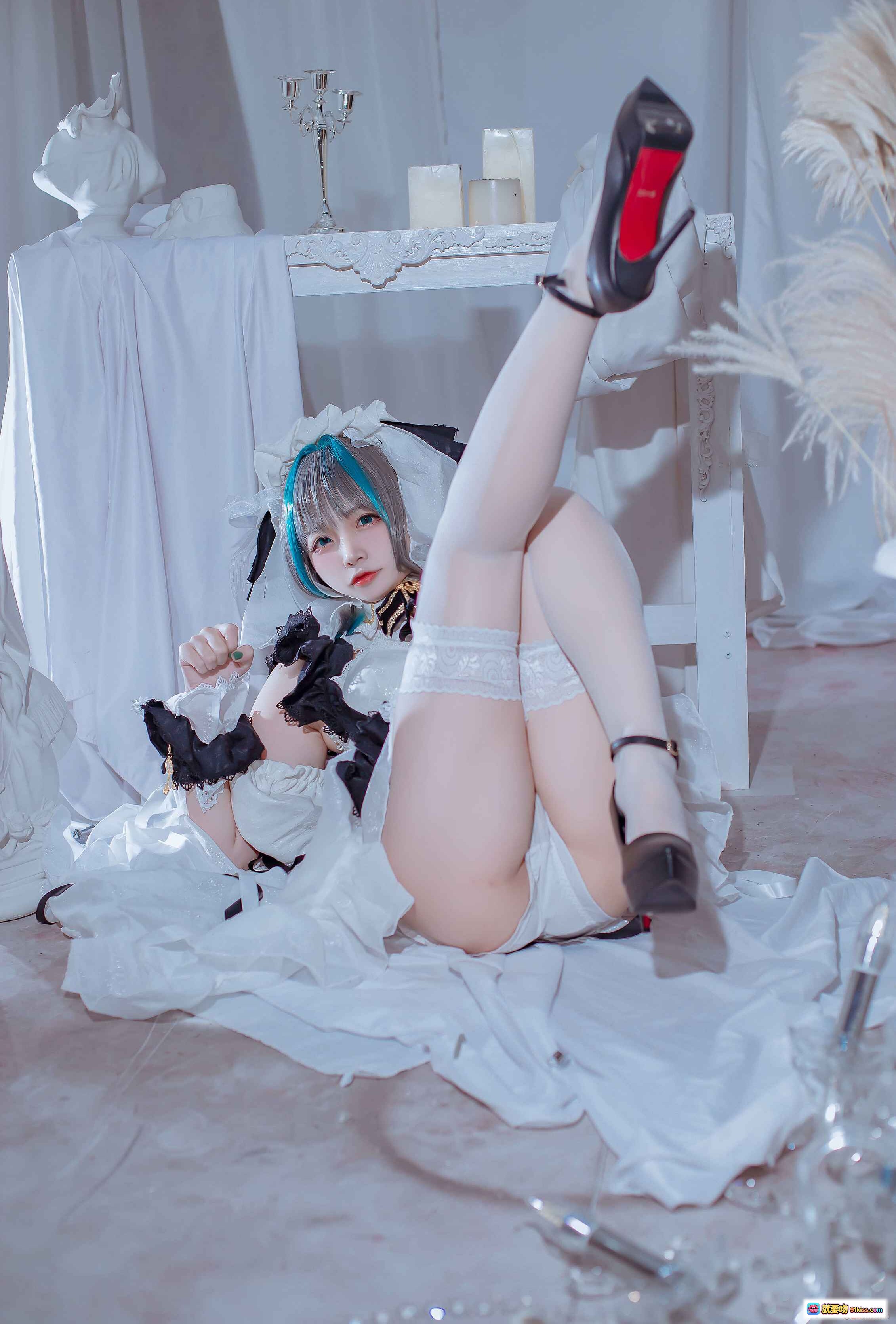 图片[1] - 二佐Nisa NO.103 柴郡 cosplay写真 白色女仆装 蓝灰发色 高跟黑丝 蕾丝吊带袜 室内唯美布景 30P高清图集 - 就要吻