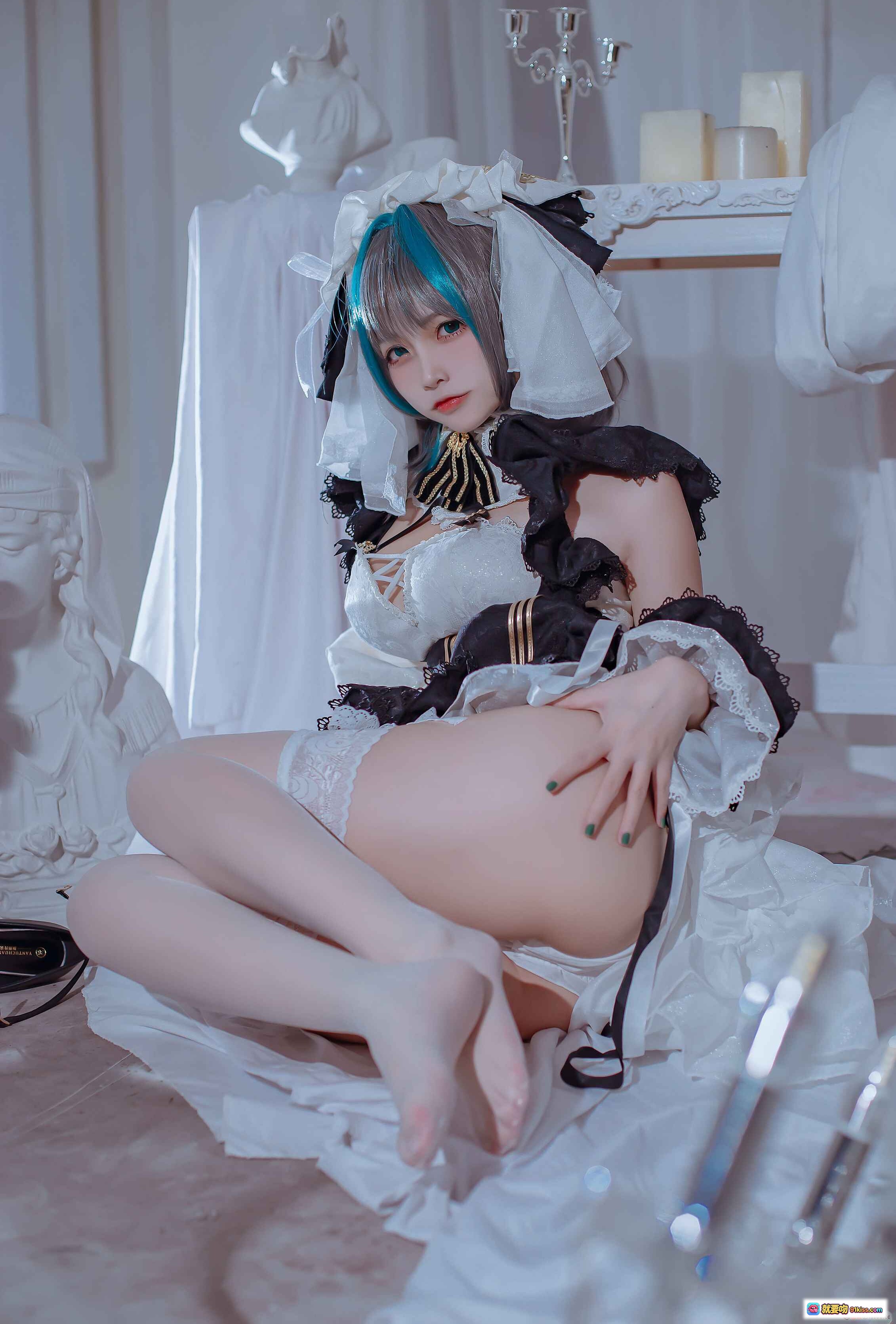 图片[7] - 二佐Nisa NO.103 柴郡 cosplay写真 白色女仆装 蓝灰发色 高跟黑丝 蕾丝吊带袜 室内唯美布景 30P高清图集 - 就要吻