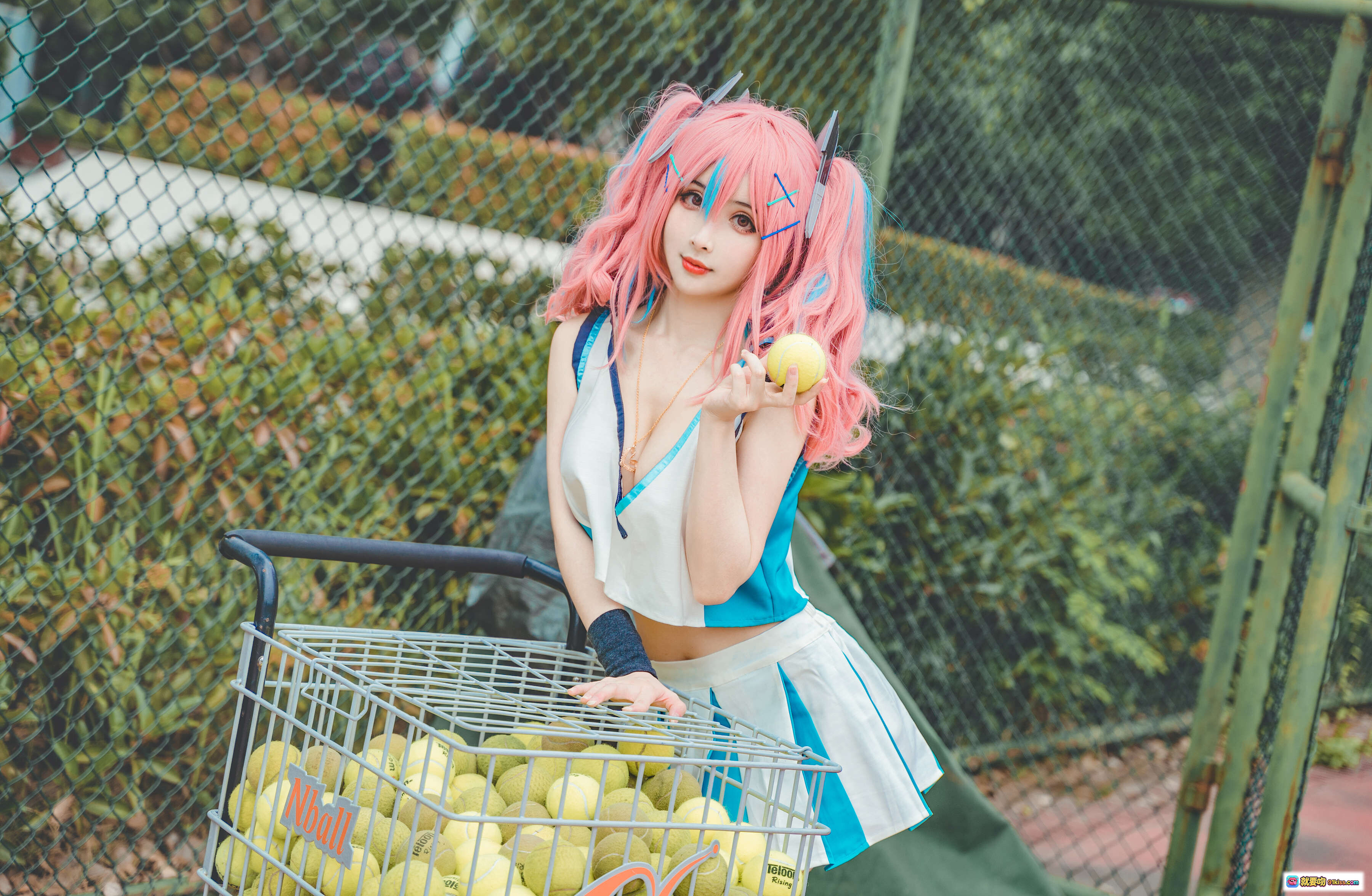 图片[2] - rioko凉凉子NO.048布莱默顿COS写真｜粉蓝双马尾少女网球裙户外拍摄｜20P高清图集 - 就要吻