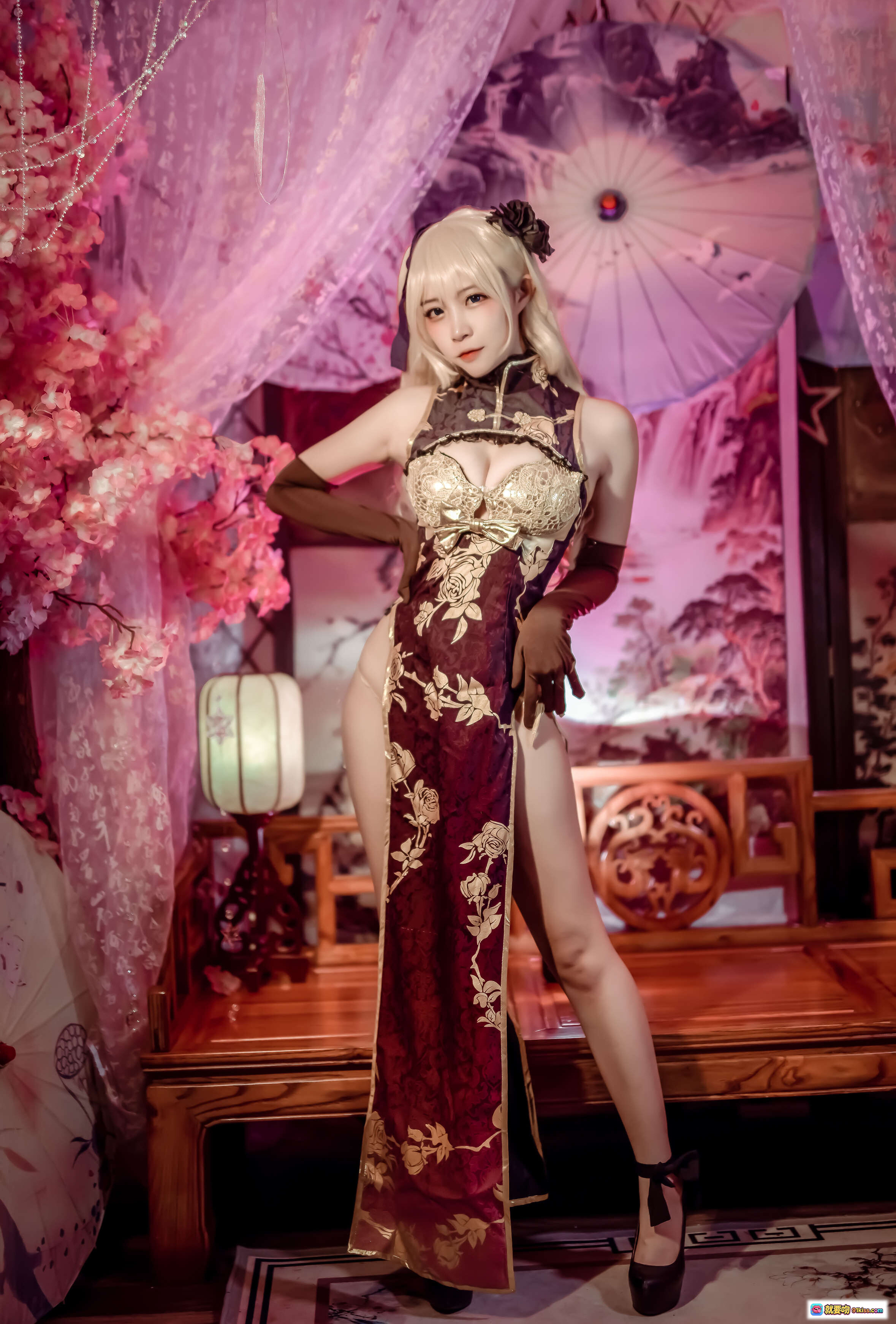 图片[1] - 二佐Nisa NO.021 金莲 Cosplay 旗袍写真｜深红刺绣高开叉｜古风樱花背景｜精致妆发造型｜古典美人摆拍｜20P高清图集 - 就要吻