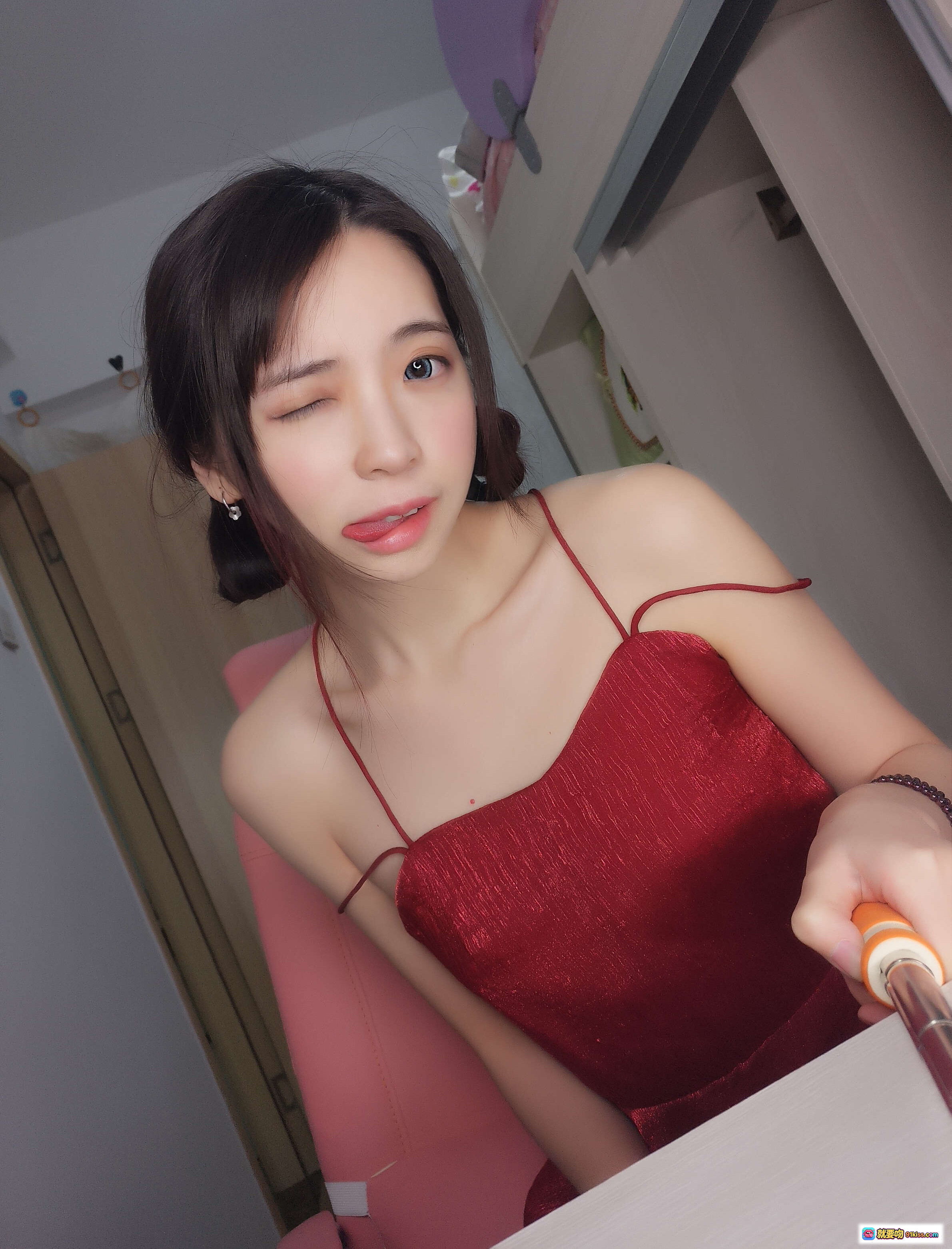 图片[1] - 疯猫ss NO.076 红裙写真 甜美 wink 自拍美少女 室内私房吊带裙 16P高清图集 - 就要吻