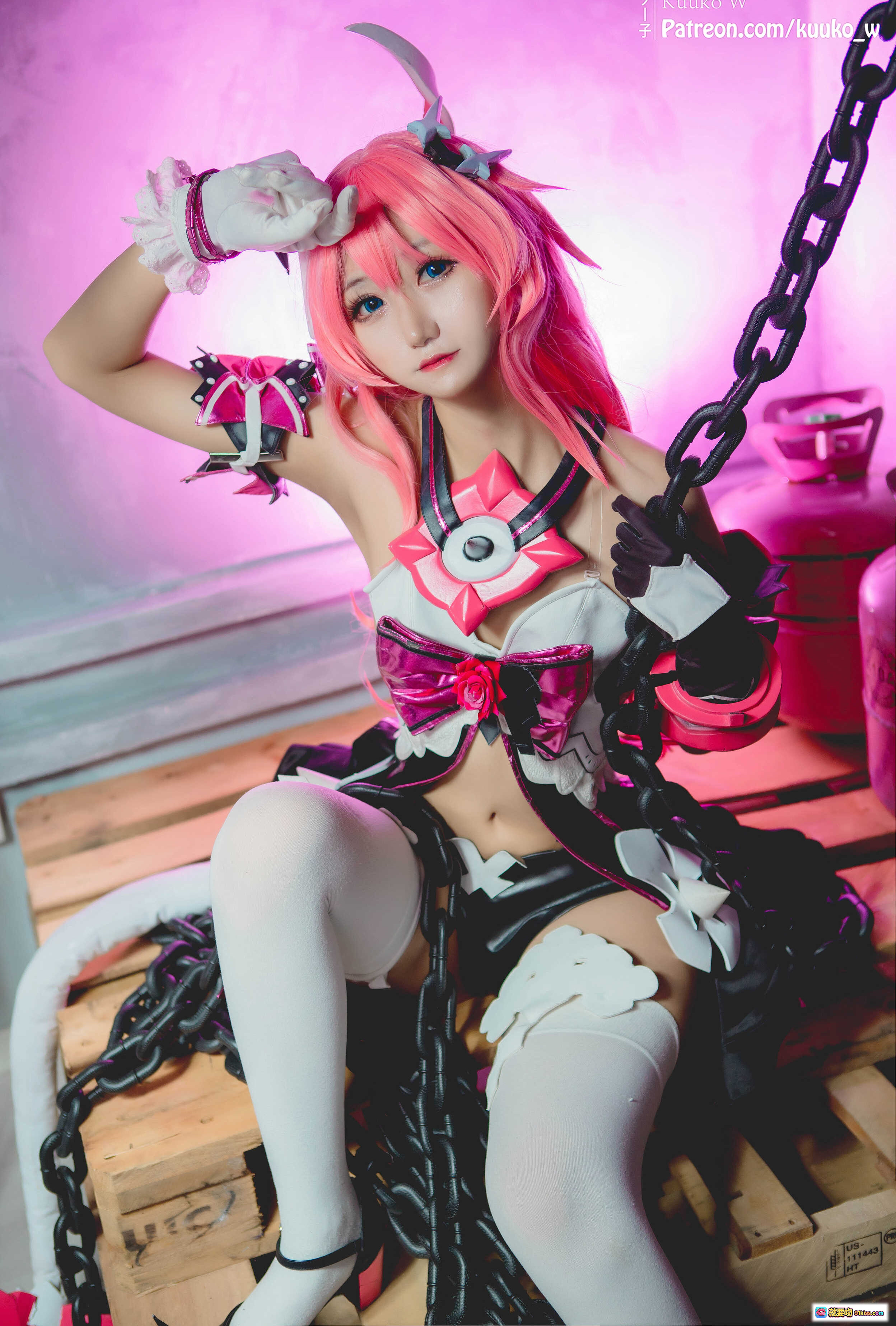 图片[4] - 越南妹KuukoW NO.008 Rosalia《崩坏3》Cosplay写真｜粉发白丝黑链捆绑造型｜性感臀部特写｜Patreon独家摄影 - 就要吻