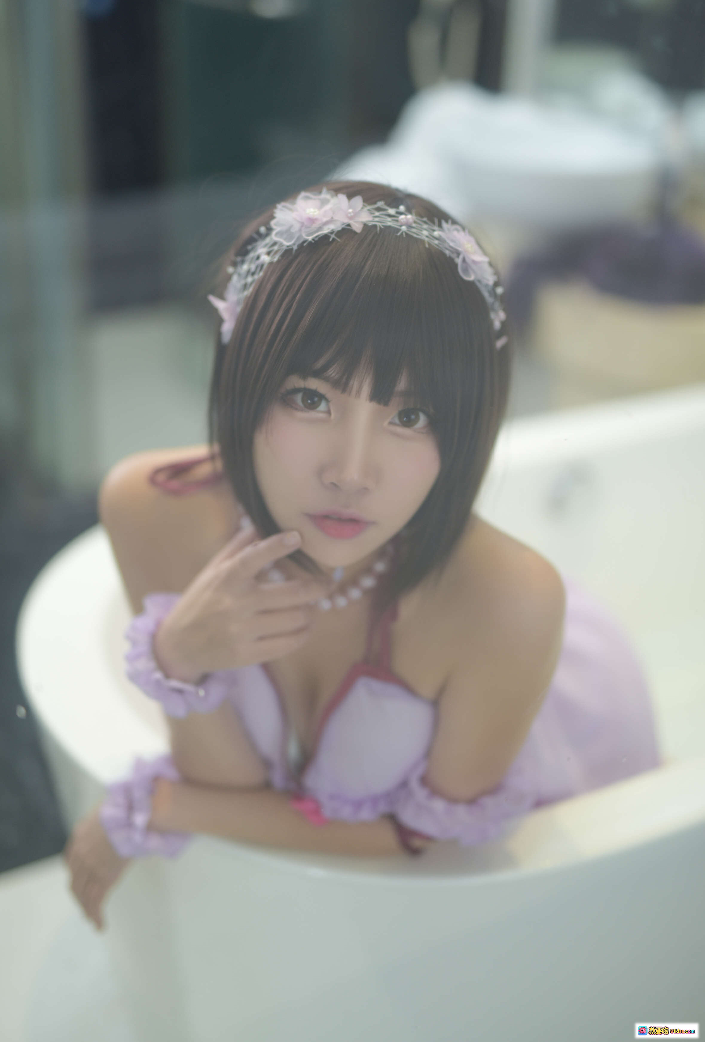 图片[8] - 二佐Nisa NO.015 加藤惠睡衣写真 甜美少女风 紫色蕾丝蝴蝶结 白床背景 珍珠项链 花饰发带 22P高清图集 - 就要吻