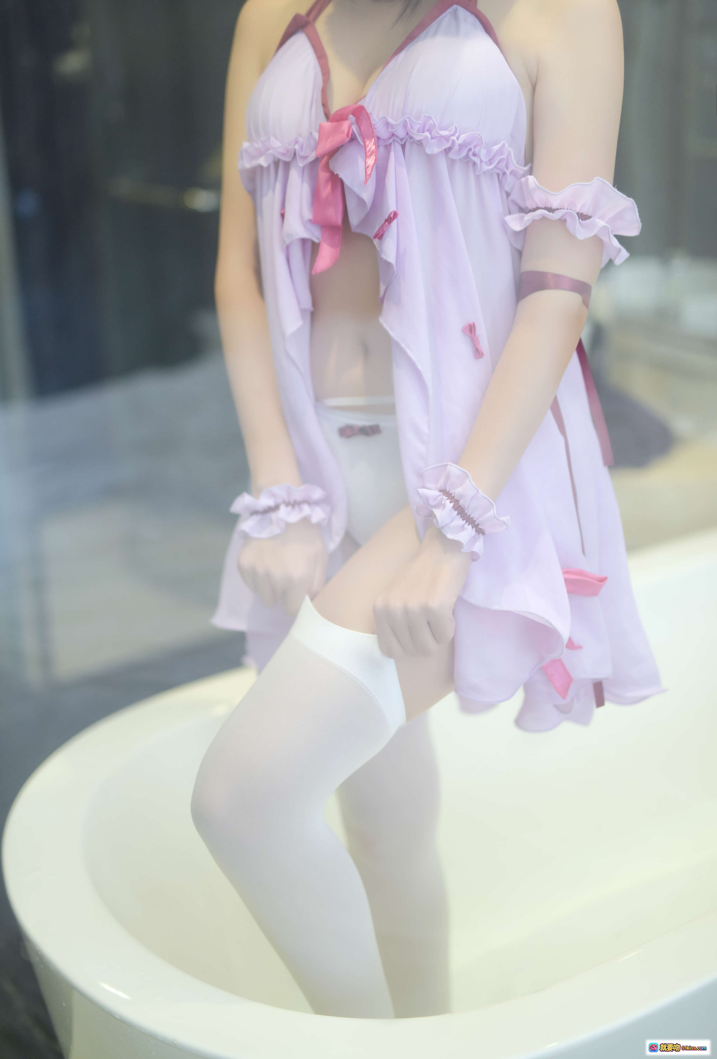 图片[4] - 二佐Nisa NO.015 加藤惠睡衣写真 甜美少女风 紫色蕾丝蝴蝶结 白床背景 珍珠项链 花饰发带 22P高清图集 - 就要吻