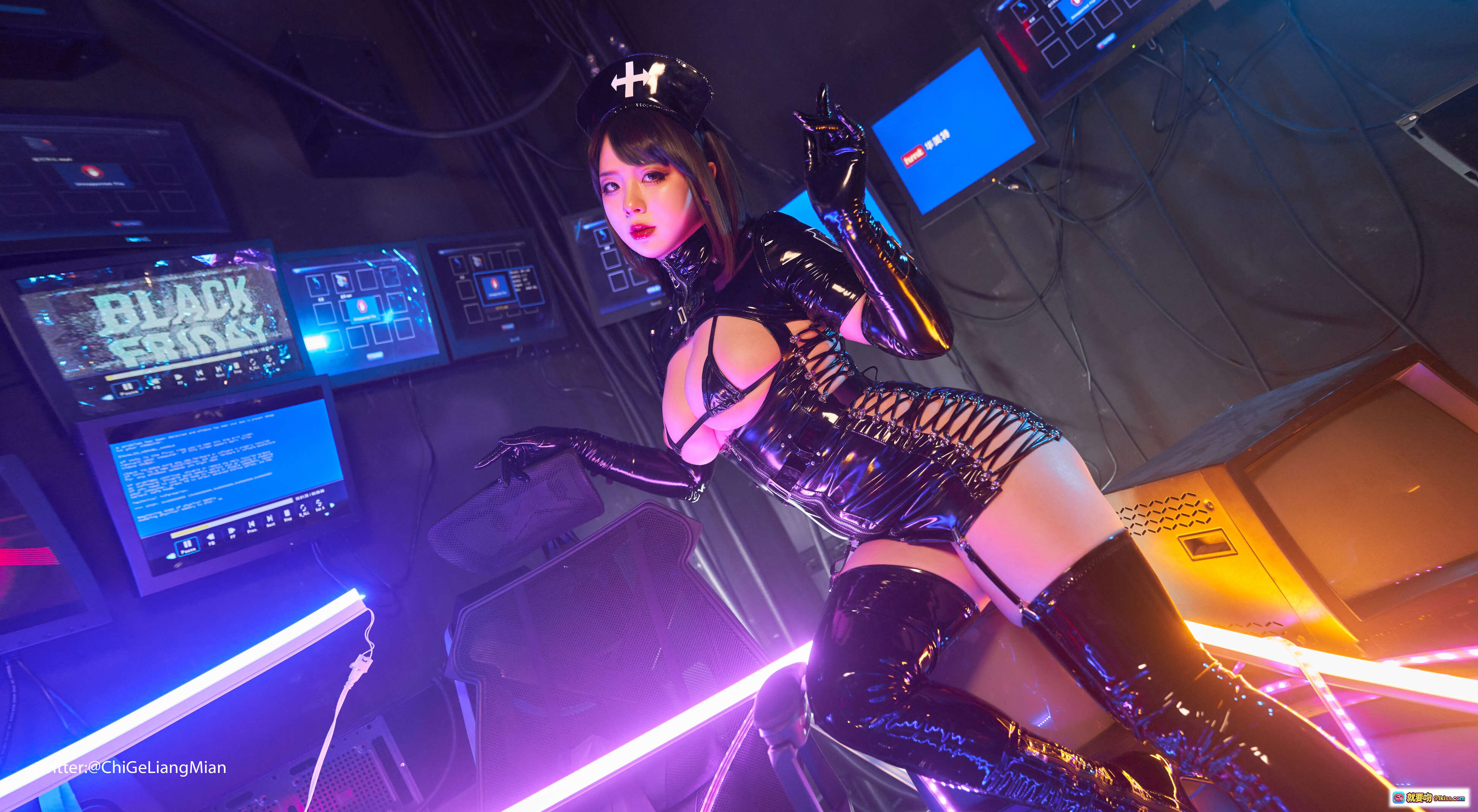 图片[9] - 皮皮奶NO.003黑暗护士写真 | 黑色紧身皮衣 | 未来科技风 | 紫蓝霓虹灯光 | 高清40P大图包 | 868MB无水印收藏版 - 就要吻