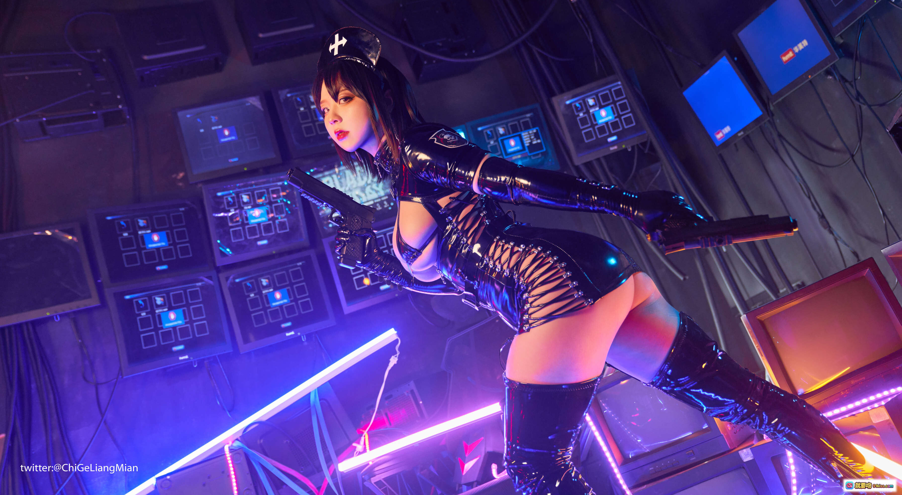 图片[8] - 皮皮奶NO.003黑暗护士写真 | 黑色紧身皮衣 | 未来科技风 | 紫蓝霓虹灯光 | 高清40P大图包 | 868MB无水印收藏版 - 就要吻