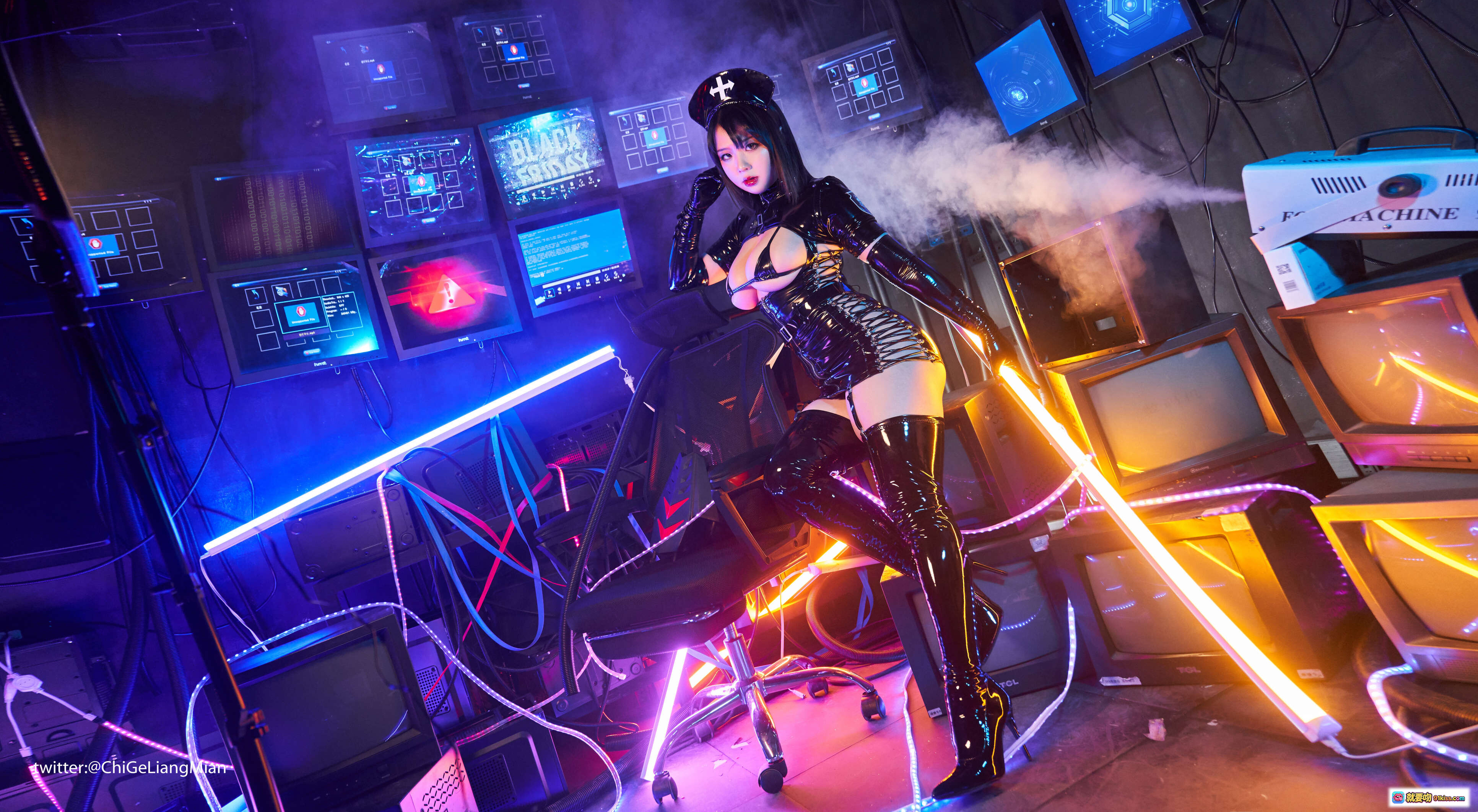 图片[10] - 皮皮奶NO.003黑暗护士写真 | 黑色紧身皮衣 | 未来科技风 | 紫蓝霓虹灯光 | 高清40P大图包 | 868MB无水印收藏版 - 就要吻
