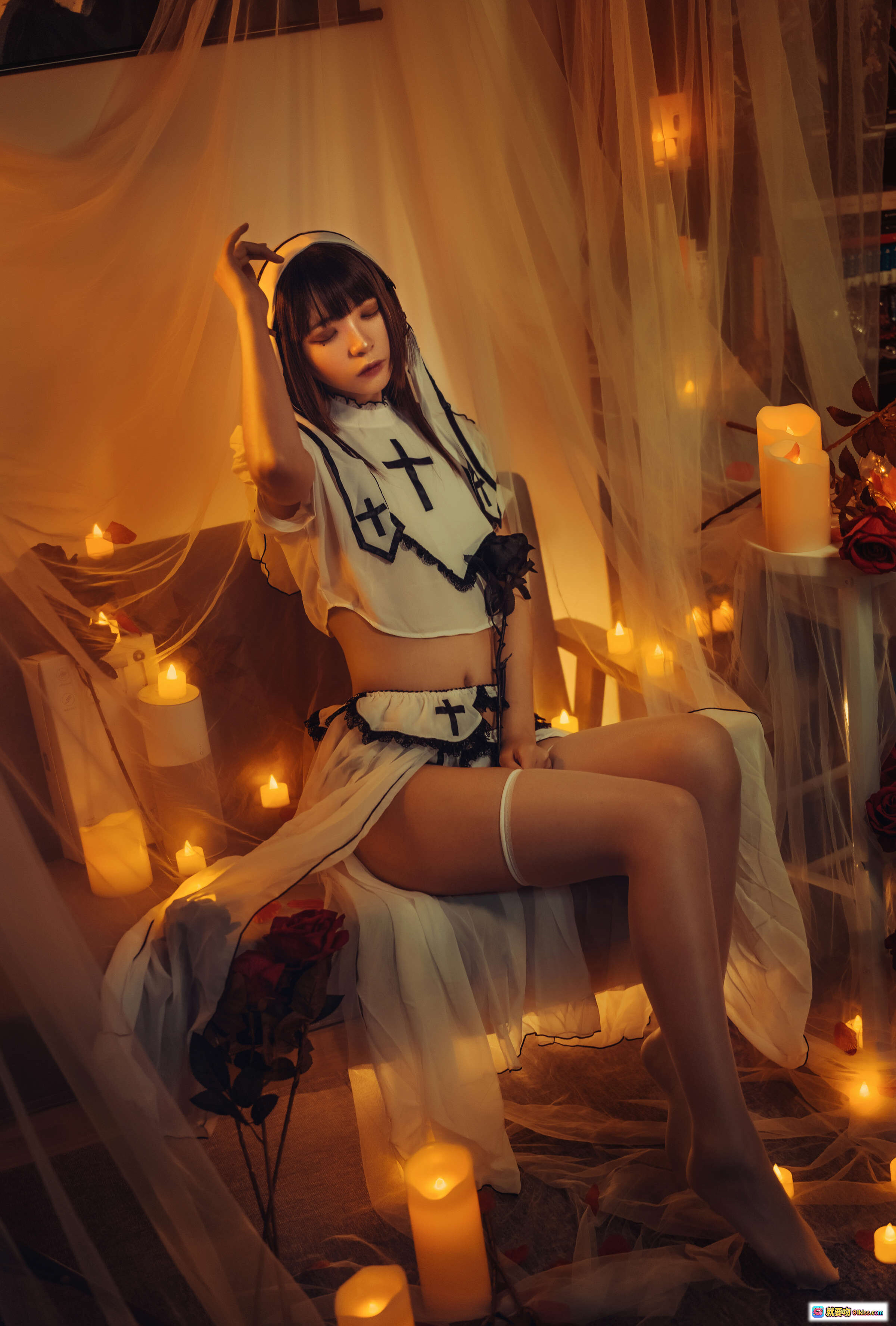图片[3] - 疯猫ss NO.031 黄昏修女写真 17P 142MB 白色修女服 黑十字装饰 蜡烛暖光 悬挂纱幔 红玫瑰点缀 性感坐姿 日系cosplay 氛围感摄影 - 就要吻