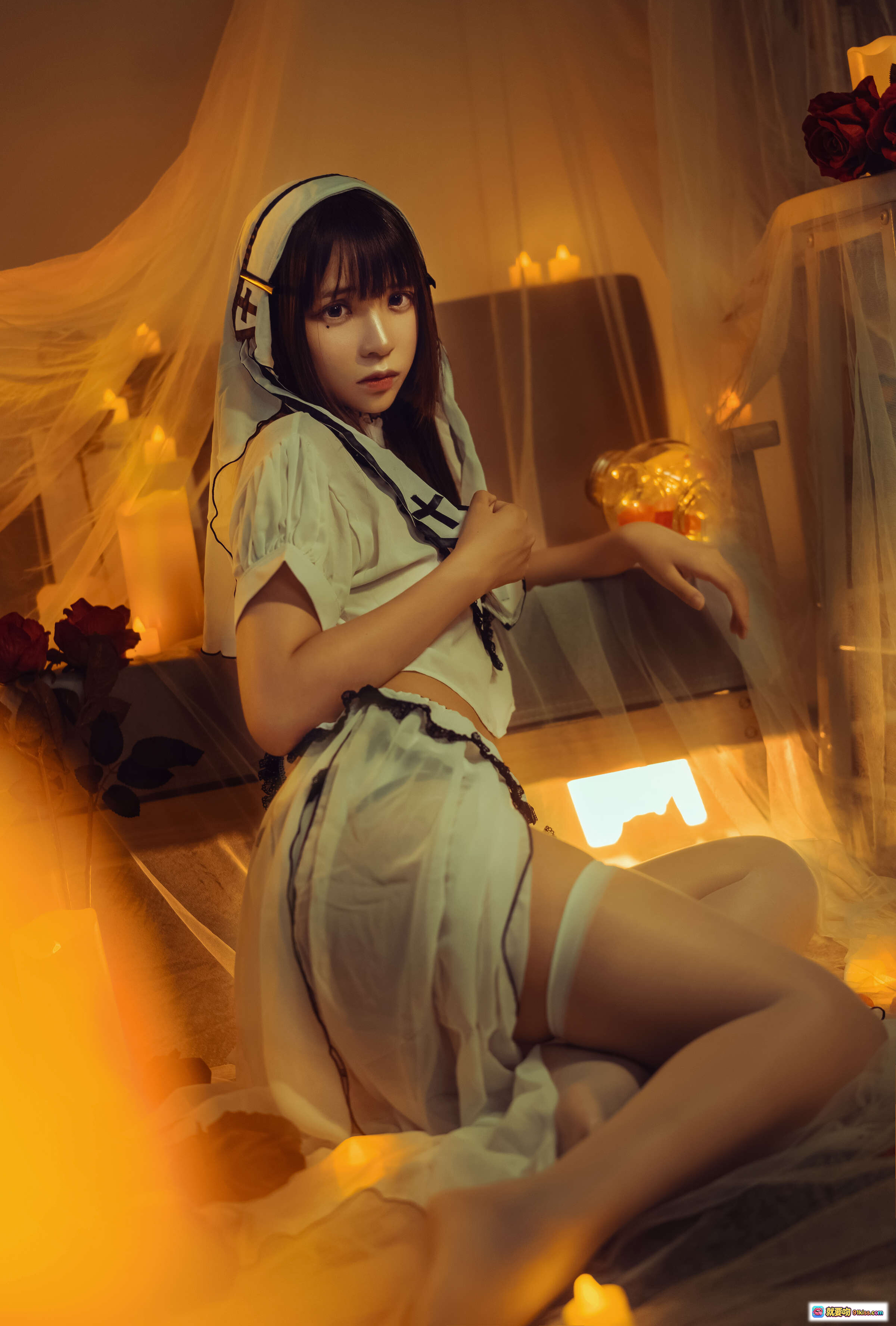 图片[7] - 疯猫ss NO.031 黄昏修女写真 17P 142MB 白色修女服 黑十字装饰 蜡烛暖光 悬挂纱幔 红玫瑰点缀 性感坐姿 日系cosplay 氛围感摄影 - 就要吻