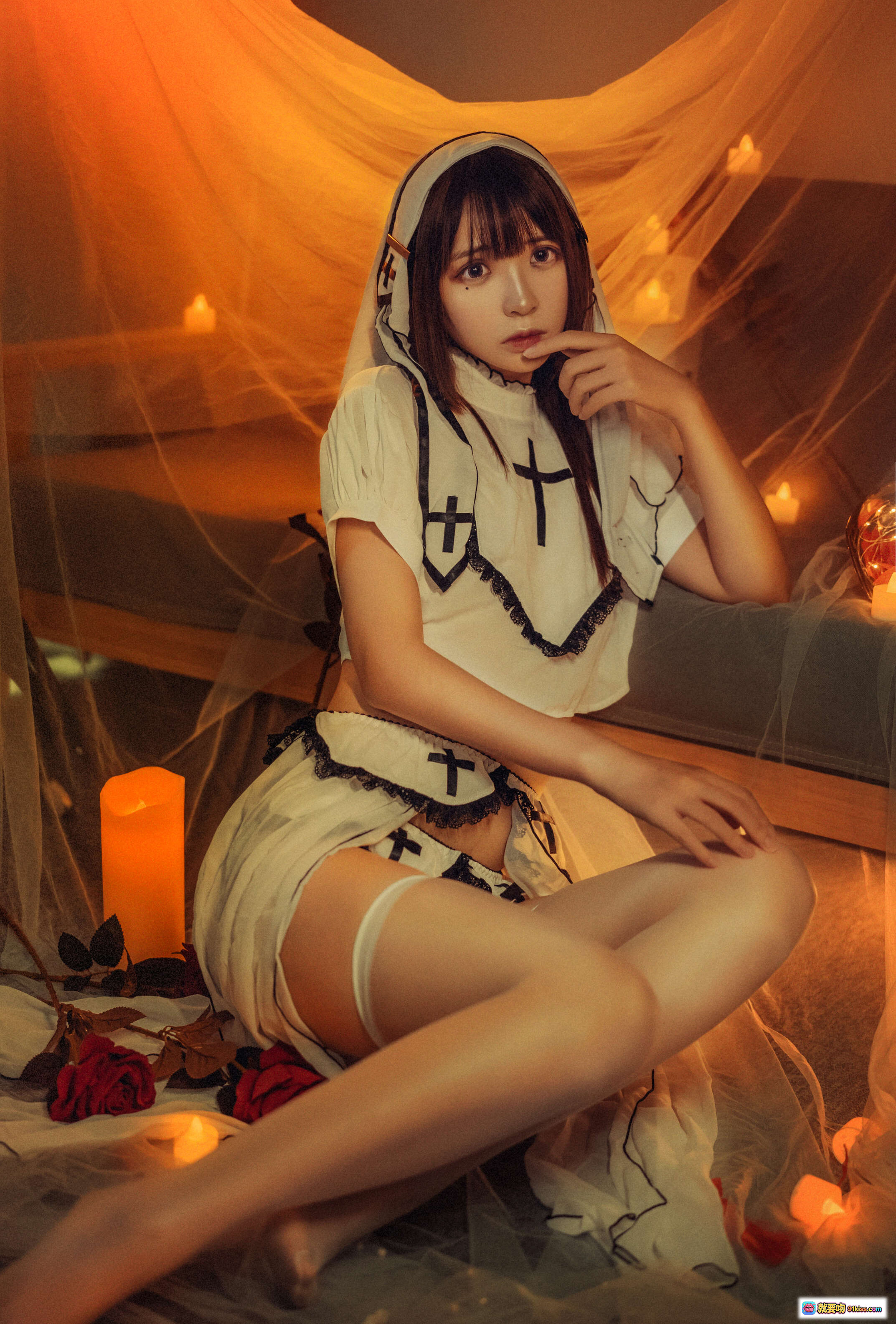 图片[1] - 疯猫ss NO.031 黄昏修女写真 17P 142MB 白色修女服 黑十字装饰 蜡烛暖光 悬挂纱幔 红玫瑰点缀 性感坐姿 日系cosplay 氛围感摄影 - 就要吻