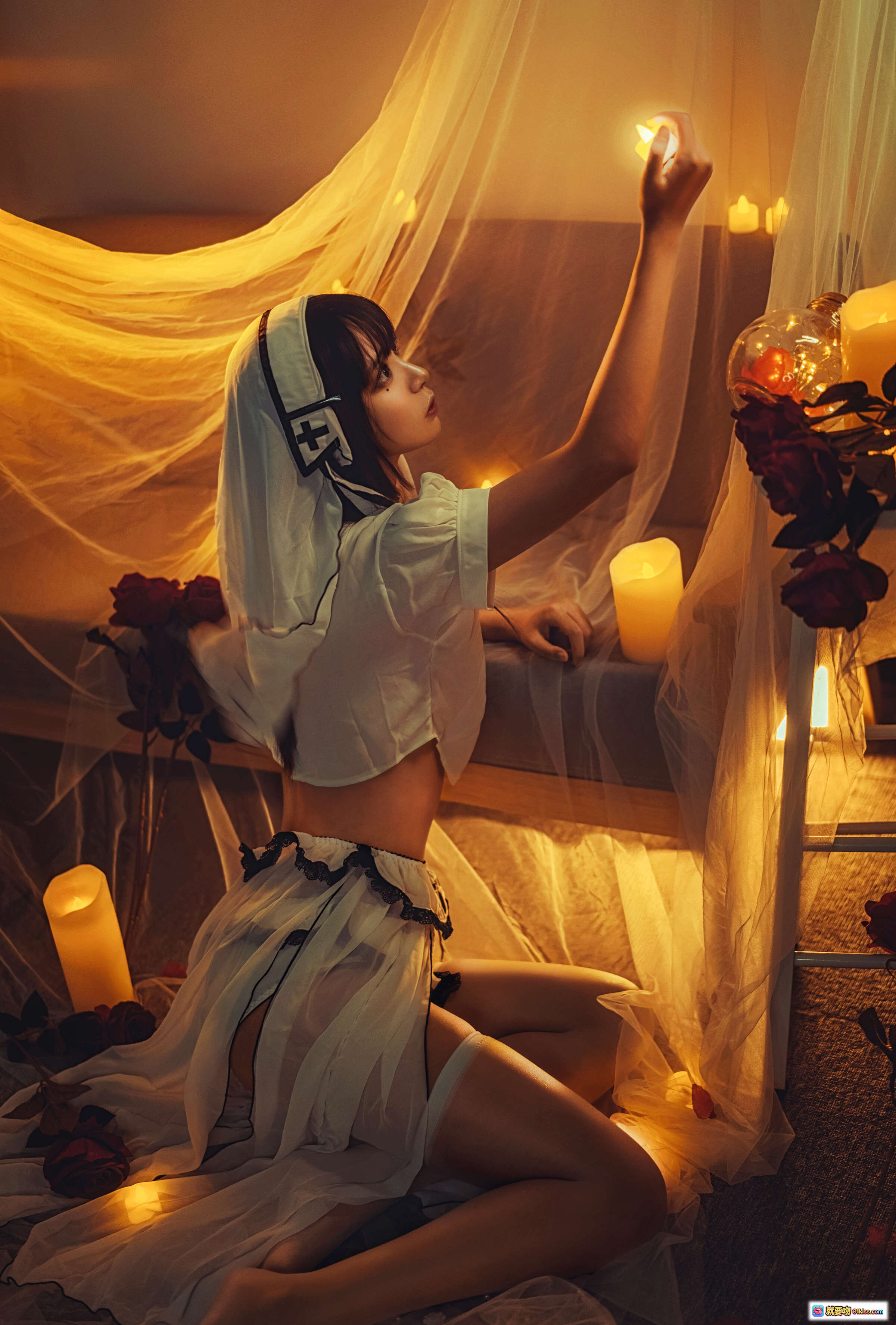 图片[9] - 疯猫ss NO.031 黄昏修女写真 17P 142MB 白色修女服 黑十字装饰 蜡烛暖光 悬挂纱幔 红玫瑰点缀 性感坐姿 日系cosplay 氛围感摄影 - 就要吻
