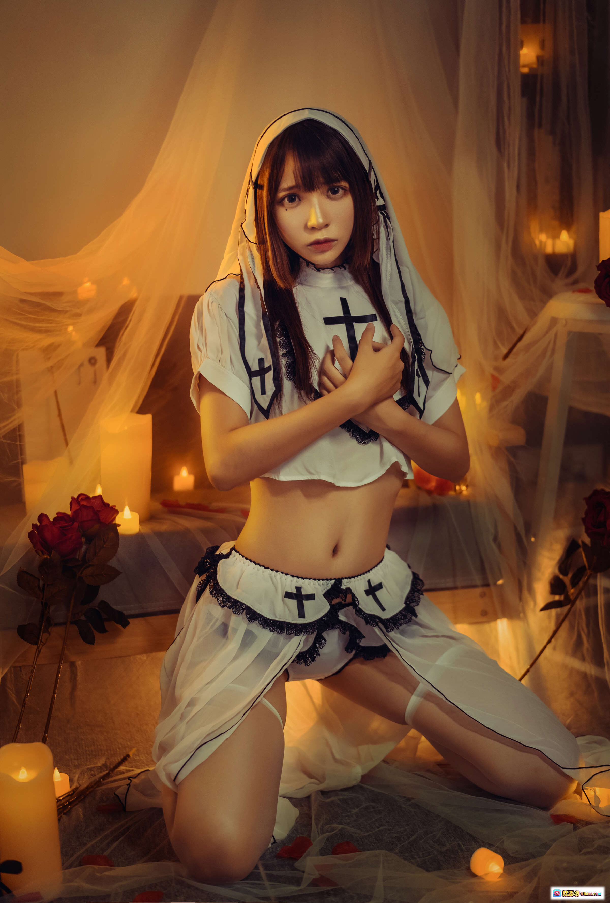 图片[10] - 疯猫ss NO.031 黄昏修女写真 17P 142MB 白色修女服 黑十字装饰 蜡烛暖光 悬挂纱幔 红玫瑰点缀 性感坐姿 日系cosplay 氛围感摄影 - 就要吻