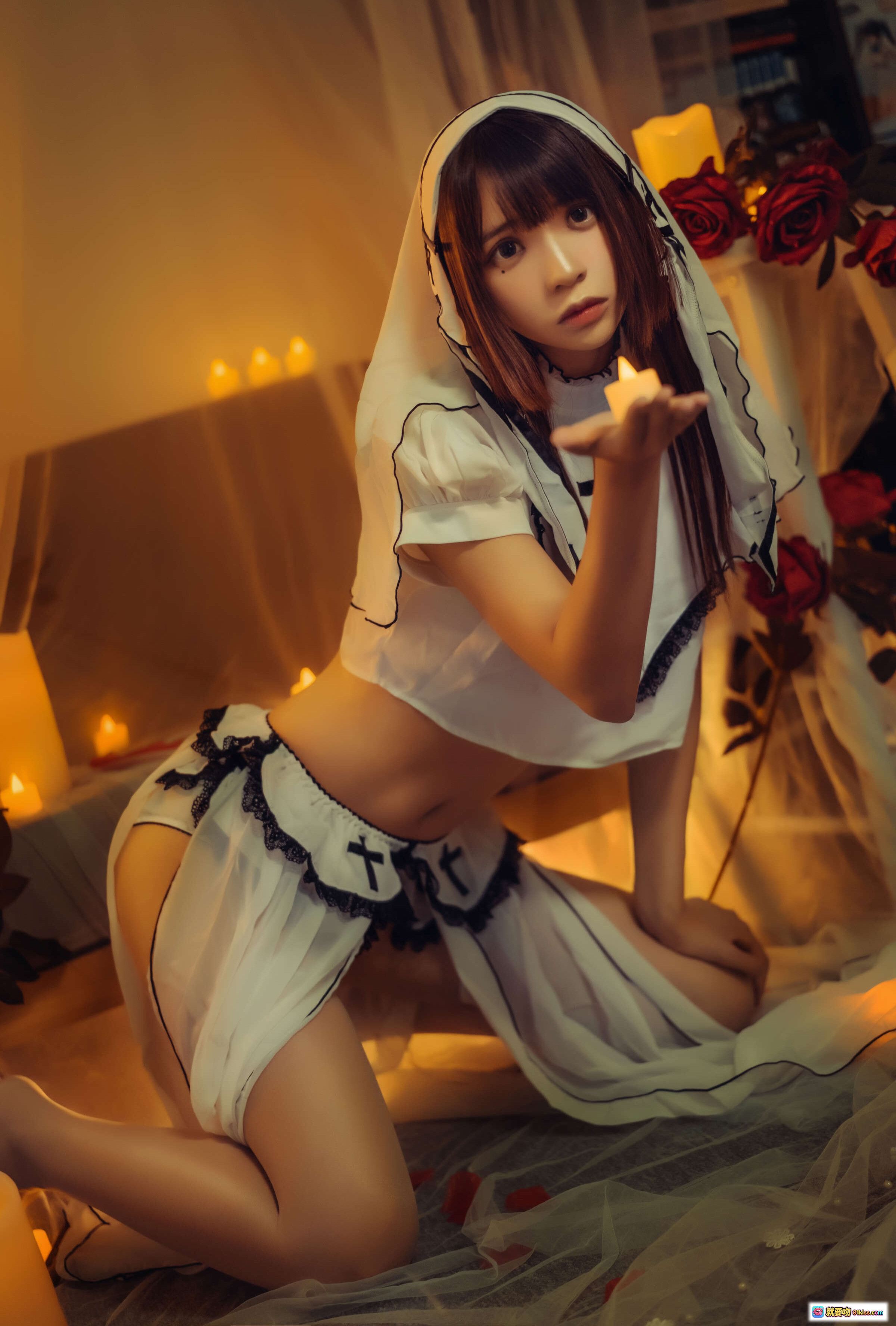 图片[4] - 疯猫ss NO.031 黄昏修女写真 17P 142MB 白色修女服 黑十字装饰 蜡烛暖光 悬挂纱幔 红玫瑰点缀 性感坐姿 日系cosplay 氛围感摄影 - 就要吻