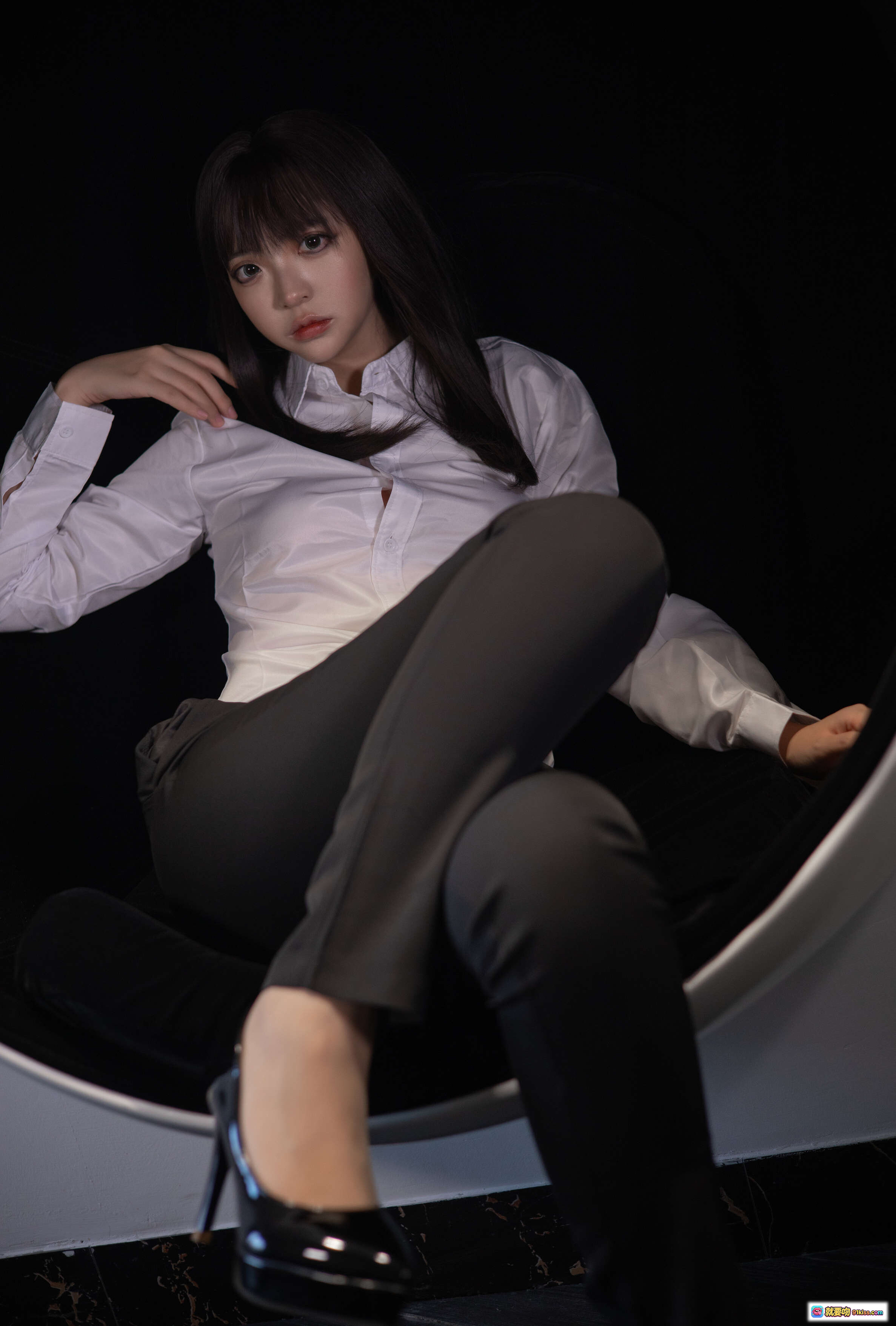 图片[2] - 疯猫ss NO.113 职业OL写真 40P高清图集 白衬衫黑裤性感坐姿 优雅职场风 美女私房照 - 就要吻
