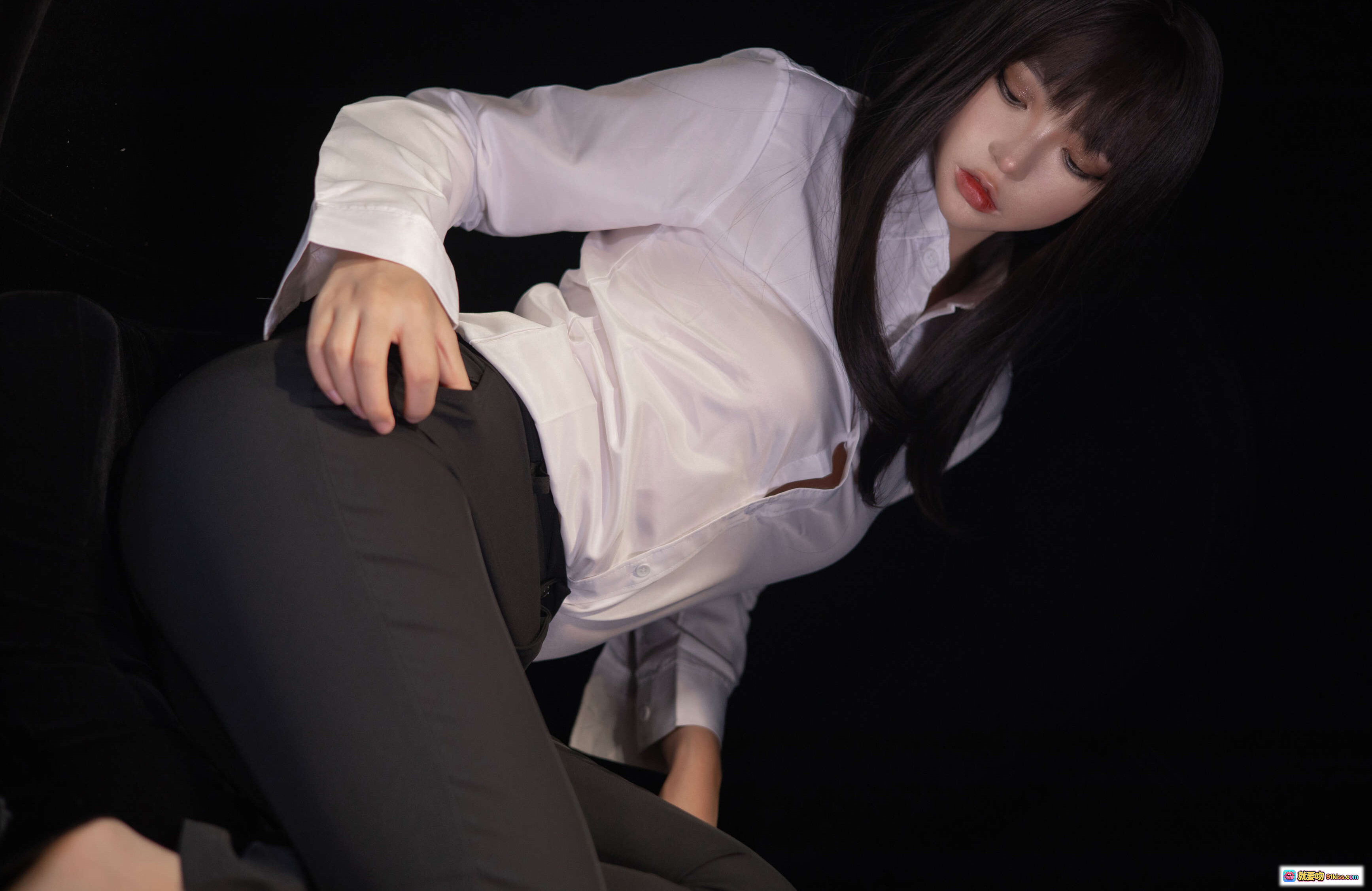 图片[1] - 疯猫ss NO.113 职业OL写真 40P高清图集 白衬衫黑裤性感坐姿 优雅职场风 美女私房照 - 就要吻