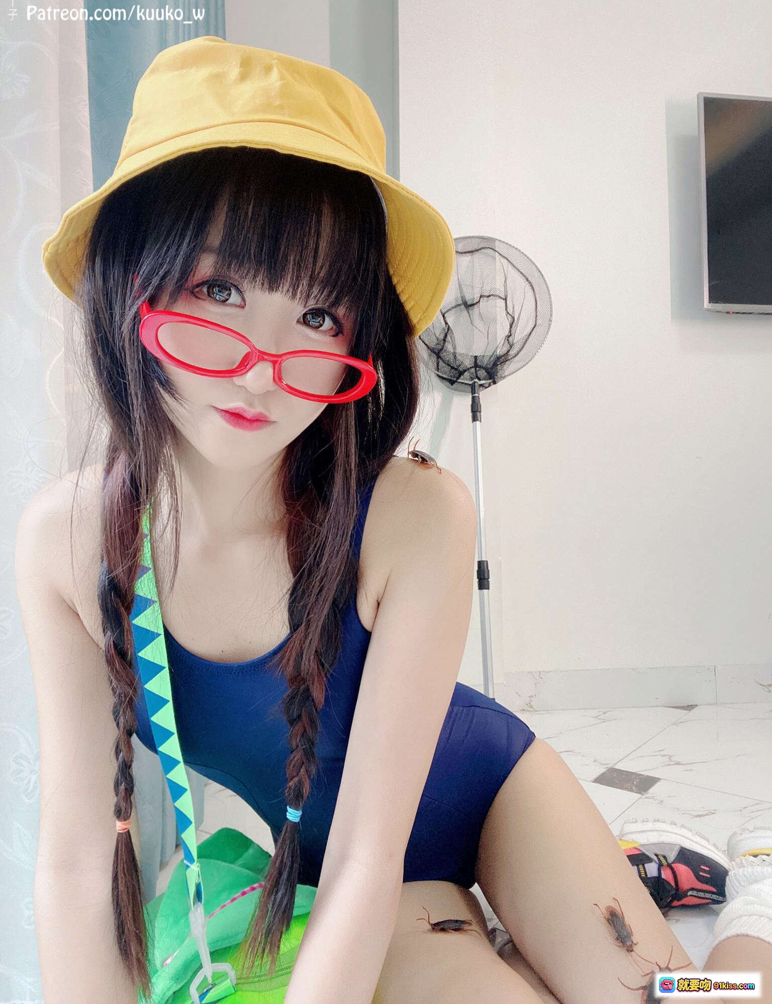 图片[6] - 越南妹KuukoW NO.021 Silent Summer With You｜黄色渔夫帽+红色眼镜+蓝色比基尼+螃蟹装饰+室内写真 - 就要吻