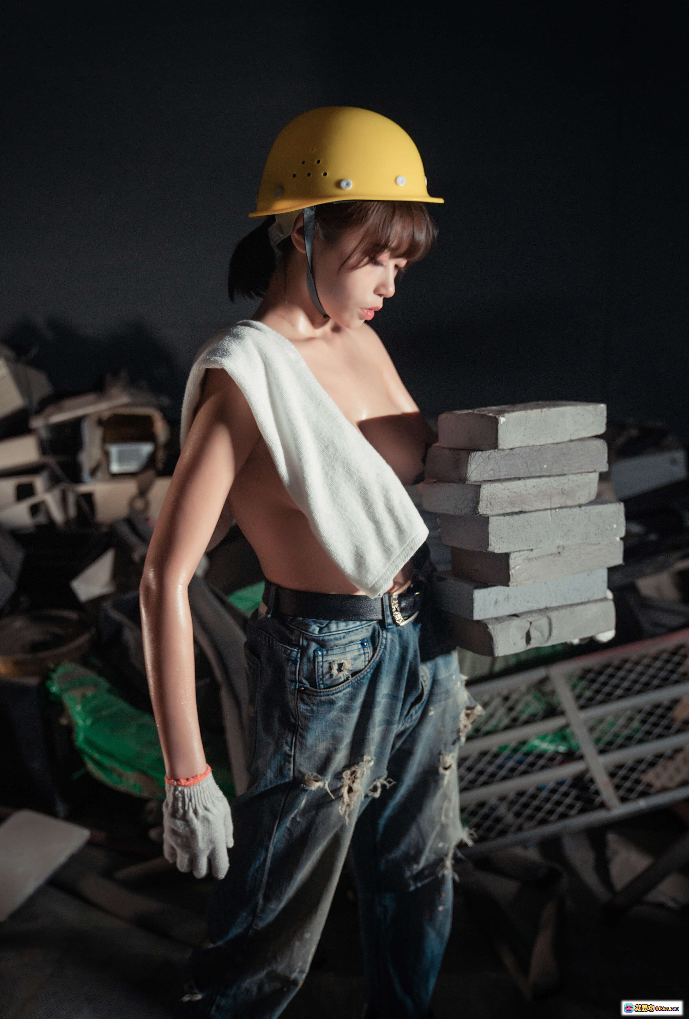 图片[7] - 奈汐酱NO.014 工人主题写真 黄色安全帽 白毛巾搭肩 背影湿身牛仔裤 35P高清图集 - 就要吻