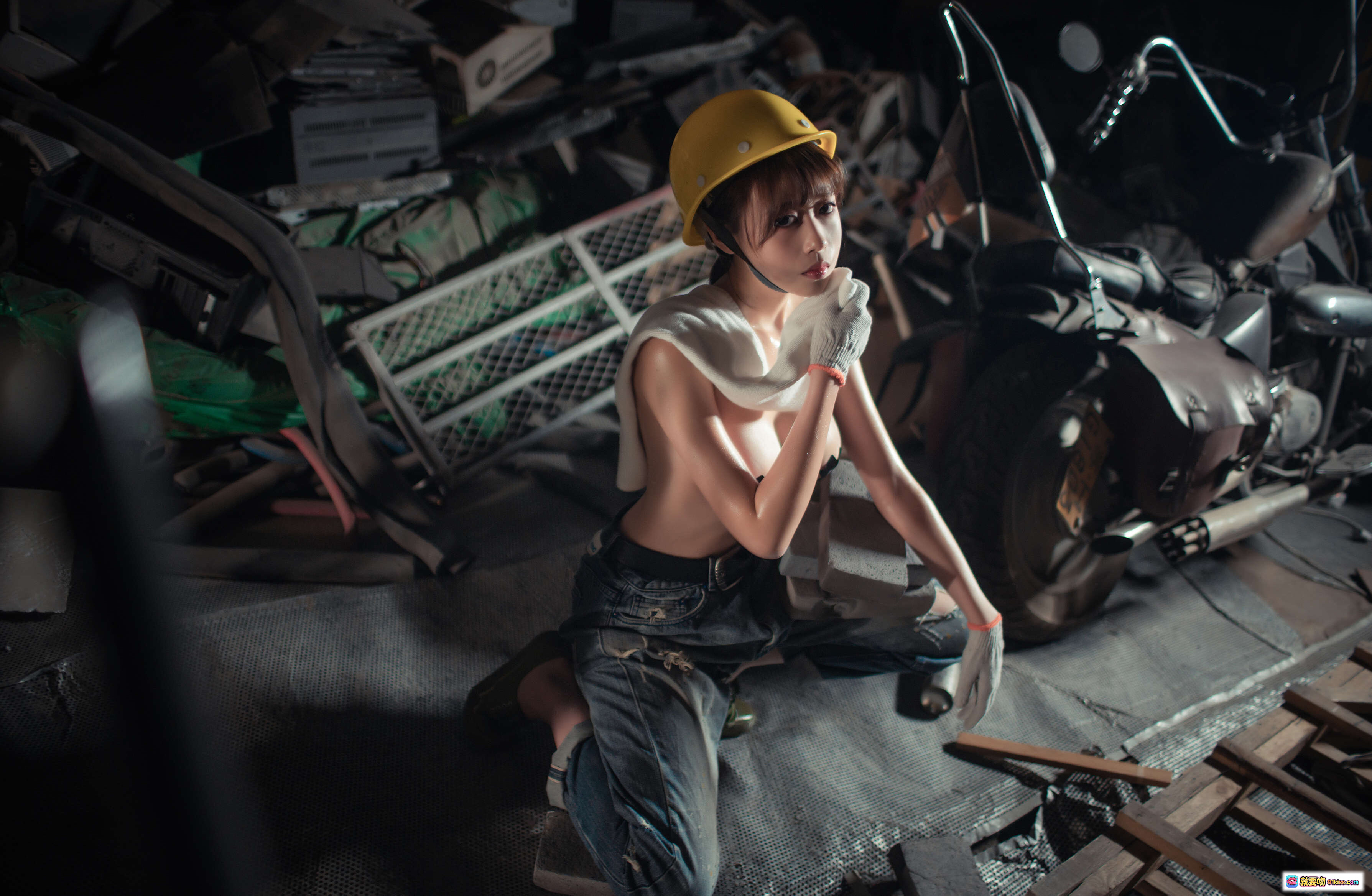 图片[6] - 奈汐酱NO.014 工人主题写真 黄色安全帽 白毛巾搭肩 背影湿身牛仔裤 35P高清图集 - 就要吻