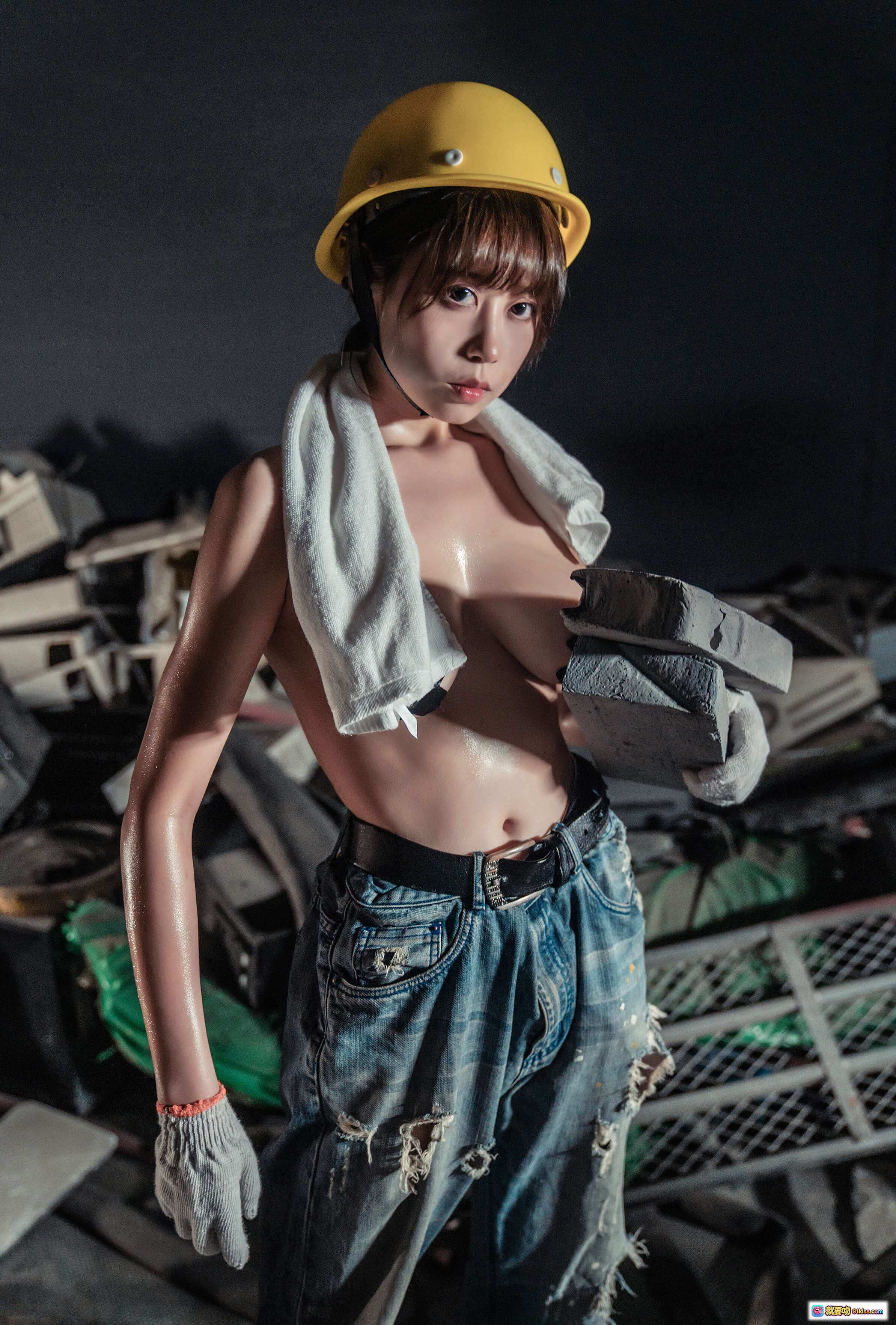 图片[2] - 奈汐酱NO.014 工人主题写真 黄色安全帽 白毛巾搭肩 背影湿身牛仔裤 35P高清图集 - 就要吻