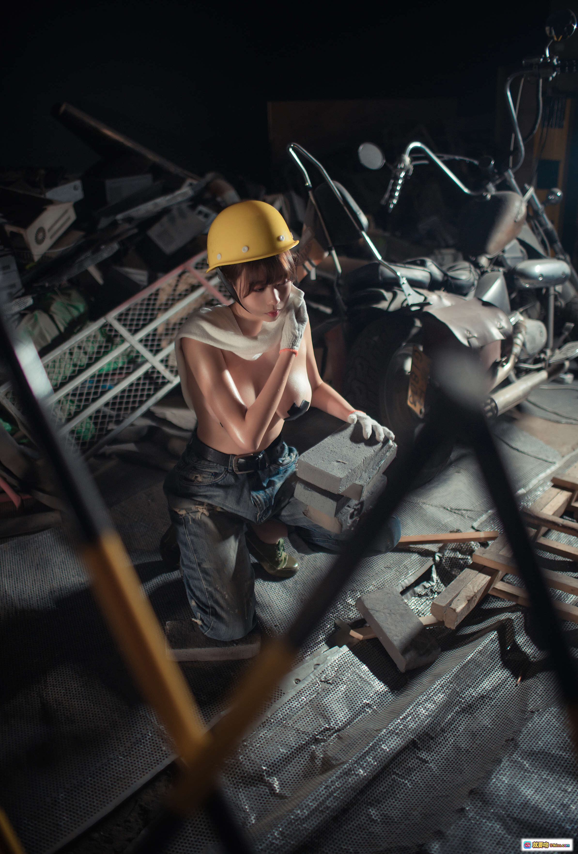 图片[3] - 奈汐酱NO.014 工人主题写真 黄色安全帽 白毛巾搭肩 背影湿身牛仔裤 35P高清图集 - 就要吻