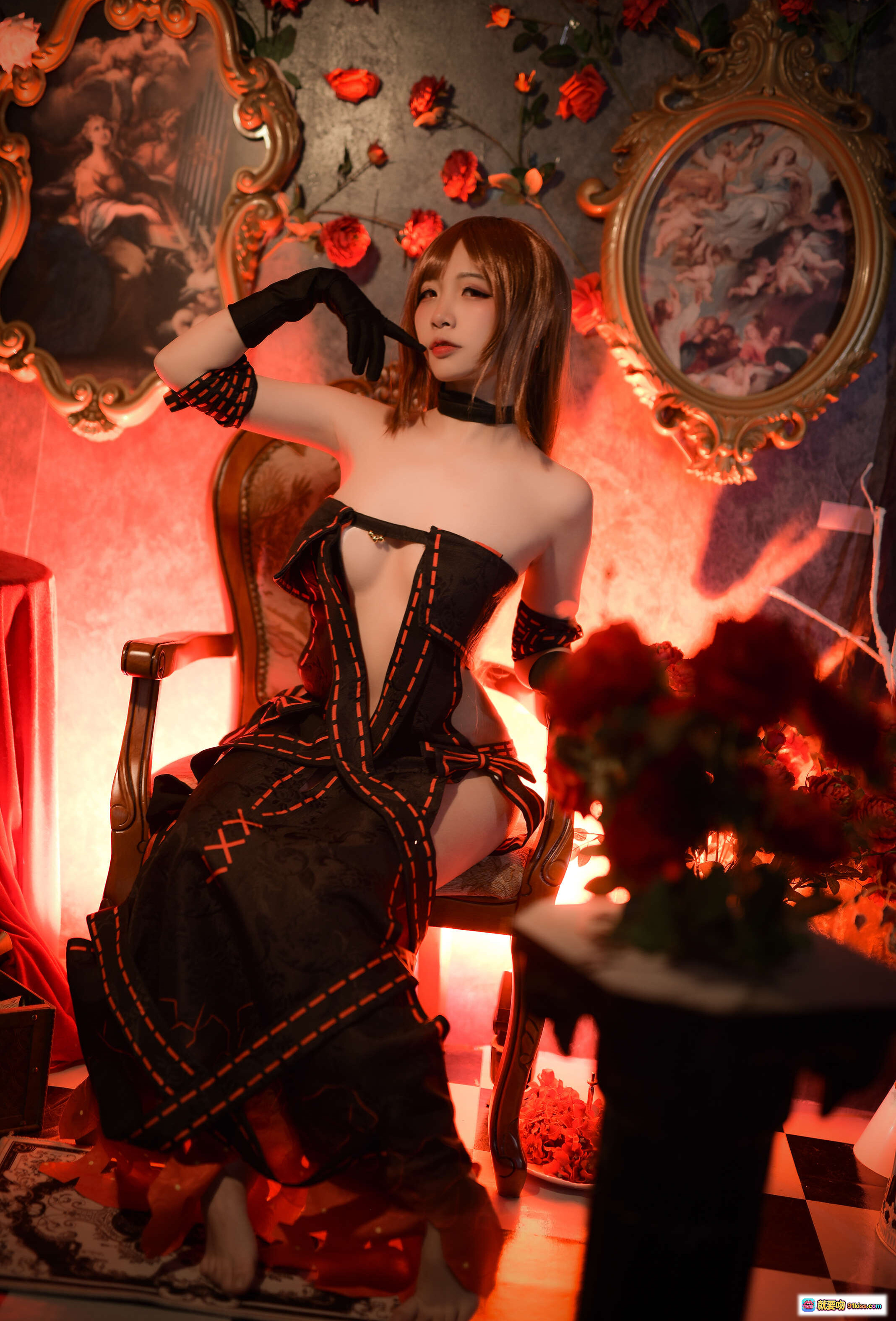图片[1] - 二佐Nisa NO.004 Fate虞美人 Cosplay写真｜哥特黑裙红玫瑰复古镜框氛围感美图 - 就要吻