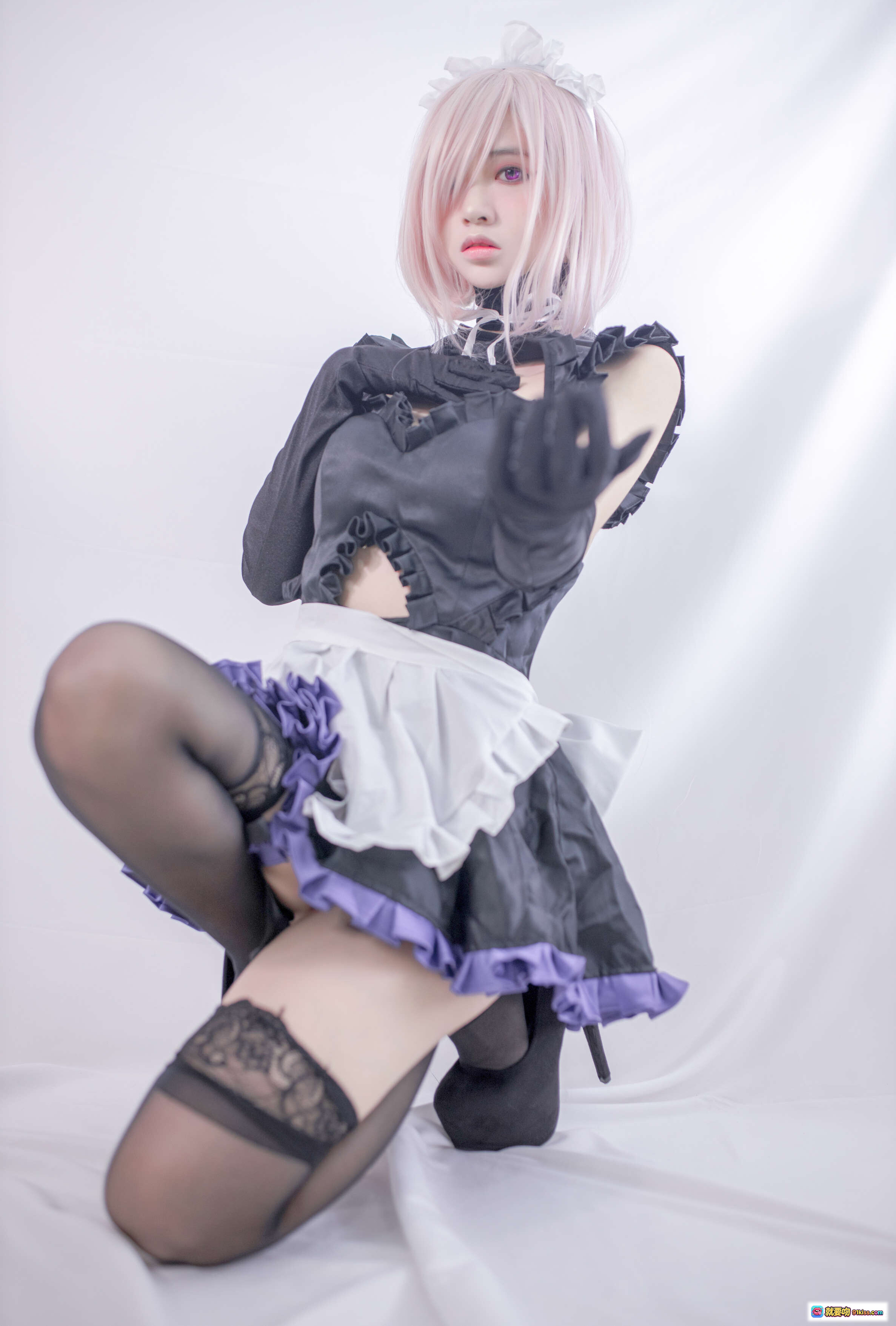 图片[10] - 疯猫ss NO.081 玛修Cosplay写真 – 黑白女仆装+紫色蕾丝边+长手套+黑丝袜+粉发造型 40P高清图集 - 就要吻