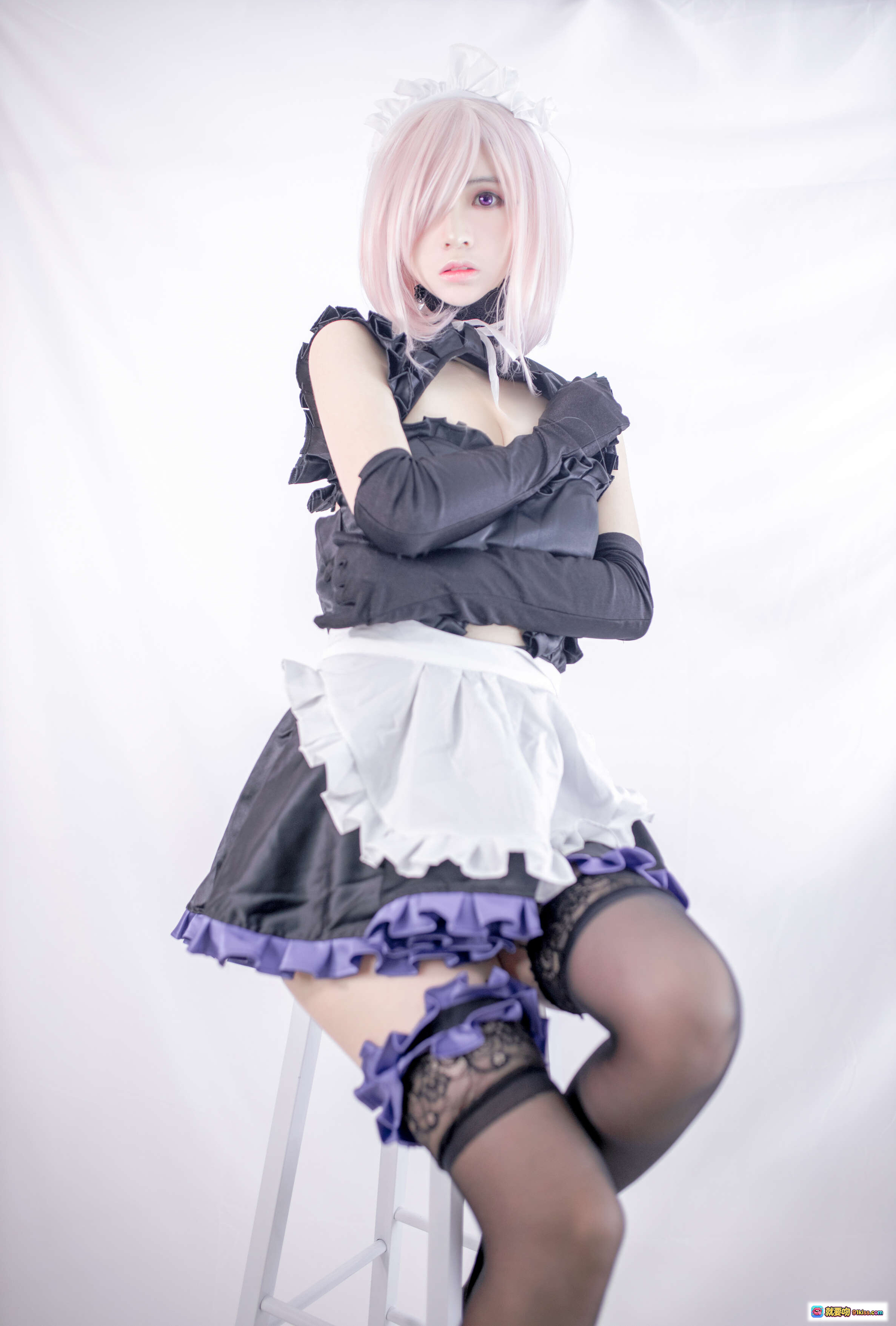 图片[8] - 疯猫ss NO.081 玛修Cosplay写真 – 黑白女仆装+紫色蕾丝边+长手套+黑丝袜+粉发造型 40P高清图集 - 就要吻