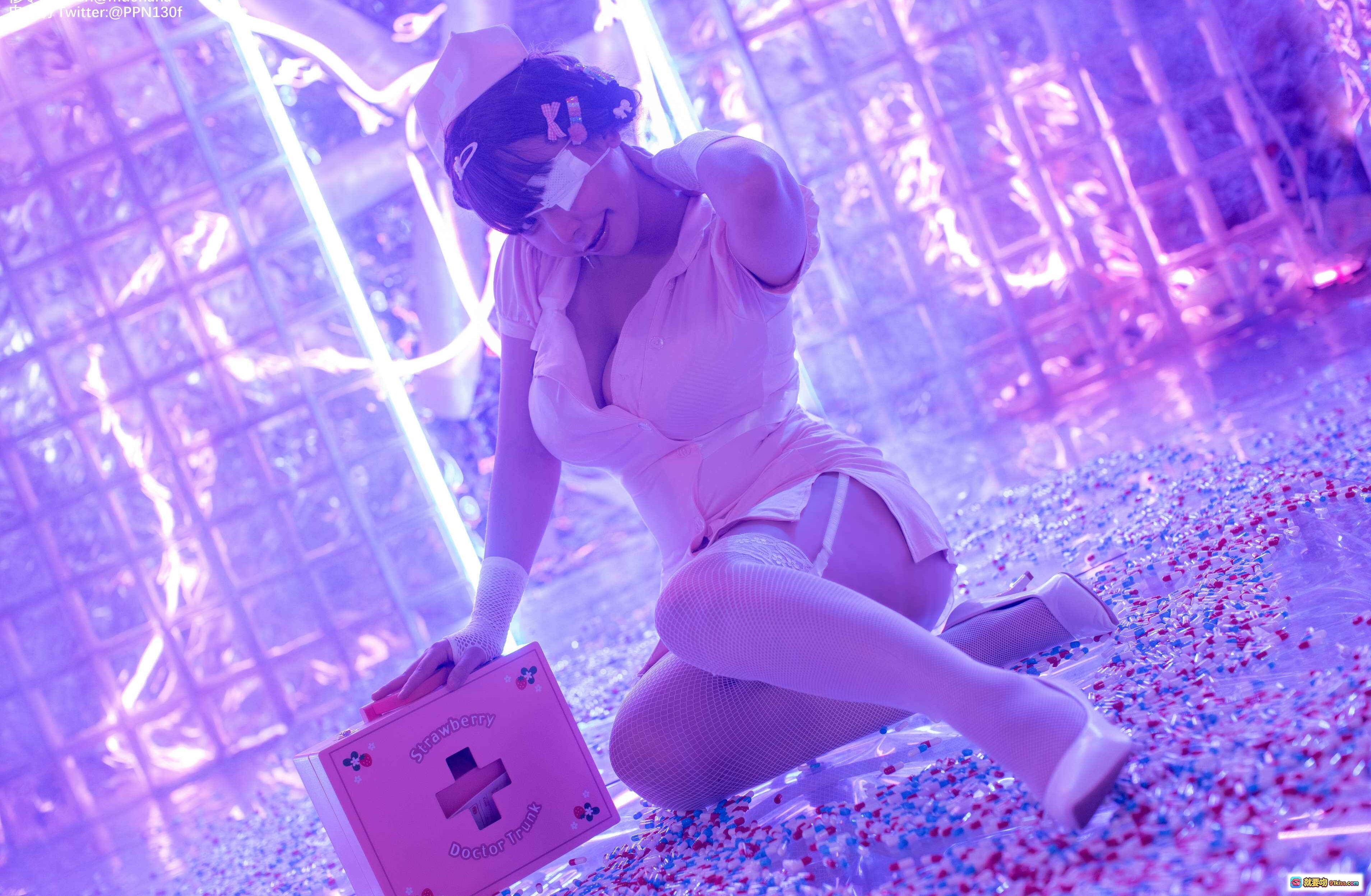 图片[4] - 万圣节邪恶护士cosplay 皮皮奶NO.031 喵零联名 紫光霓虹场景 粉色医疗箱 渔网袜黑丝诱惑 60P高清写真 - 就要吻