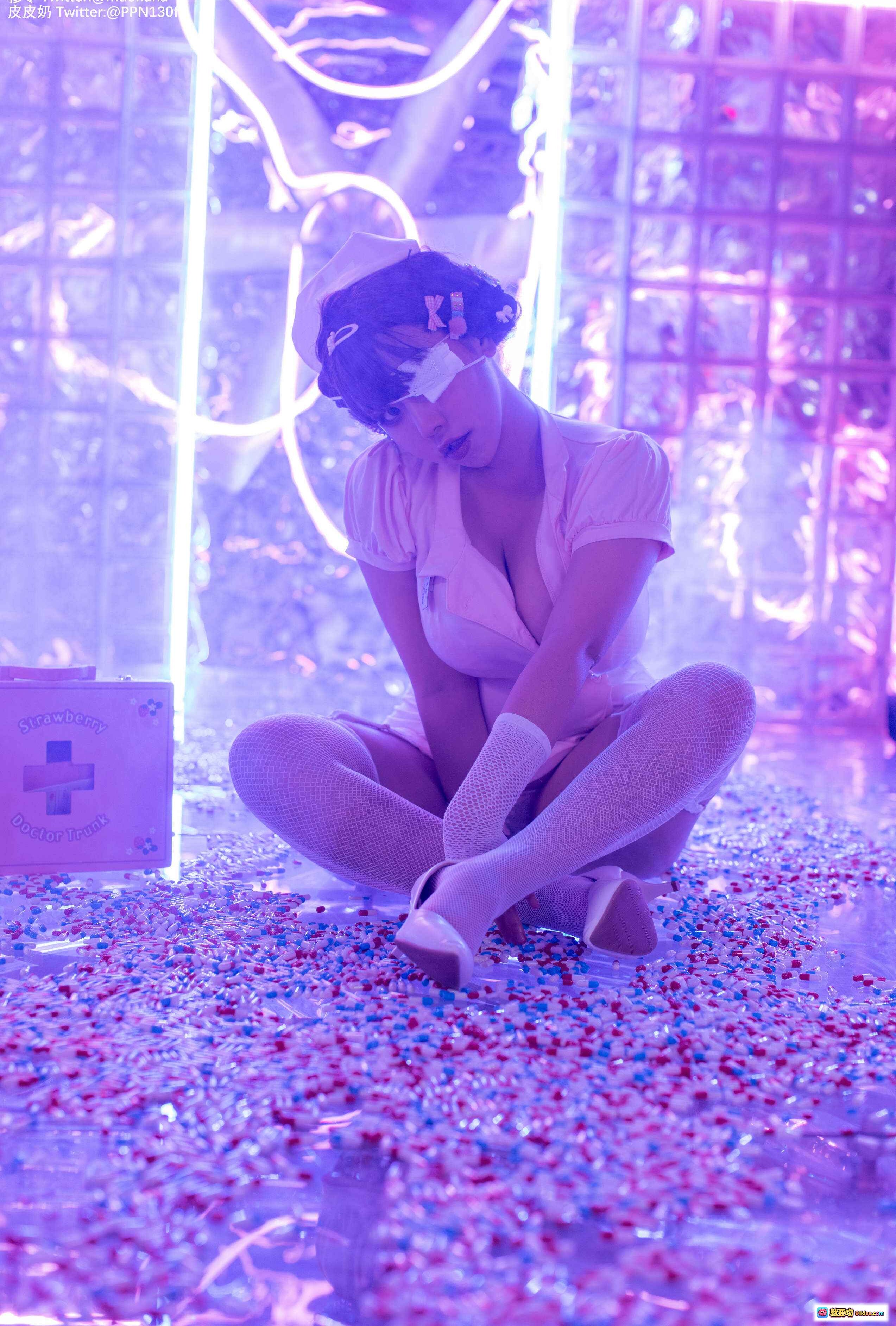 图片[8] - 万圣节邪恶护士cosplay 皮皮奶NO.031 喵零联名 紫光霓虹场景 粉色医疗箱 渔网袜黑丝诱惑 60P高清写真 - 就要吻