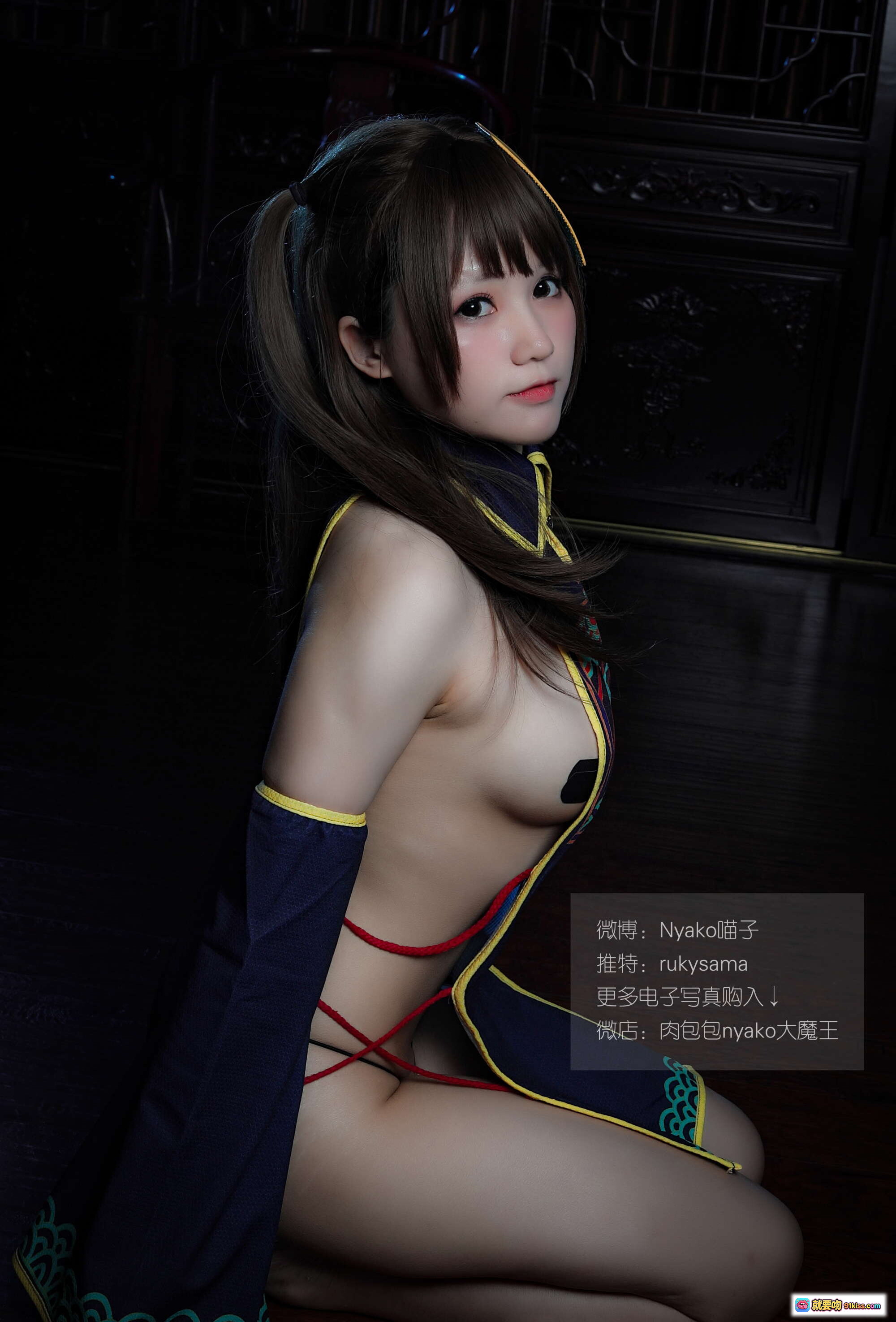 图片[10] - 疯喵ss NO.002 旗袍本B 101P高清写真 美少女Cosplay 传统刺绣图案 黄边蓝底 和风少女 优雅坐姿 萌系双马尾 东方美学视觉盛宴 - 就要吻