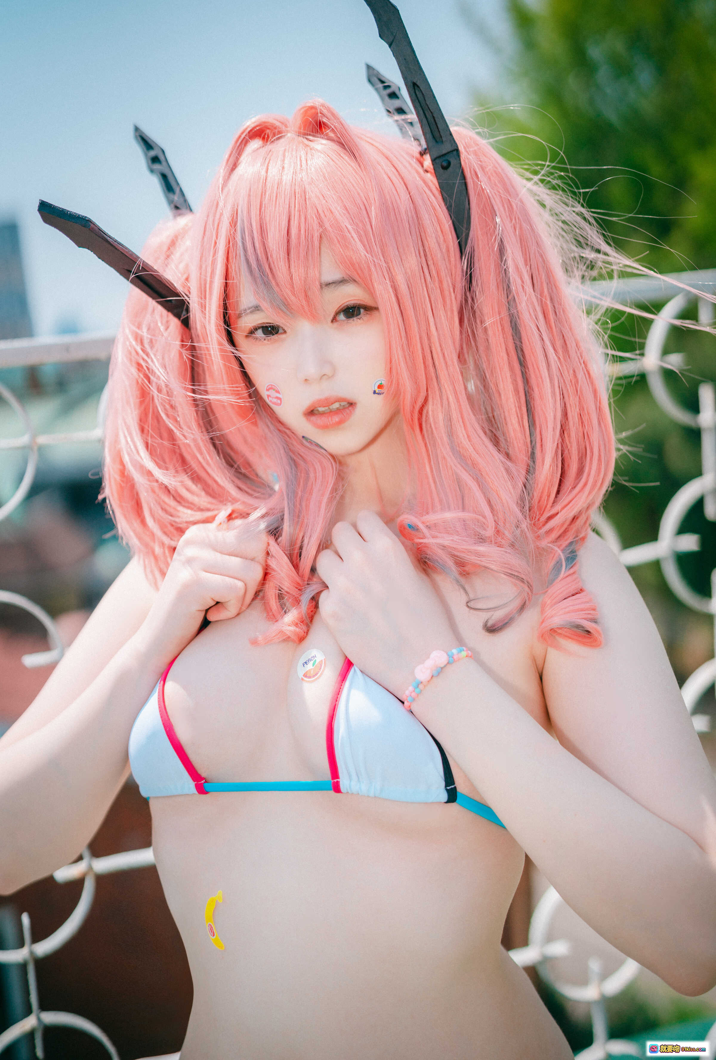 图片[8] - 粉发双马尾Cosplay少女户外写真｜比基尼+条纹袜+黑色角饰｜Bremerton风格清新性感摆拍 - 就要吻