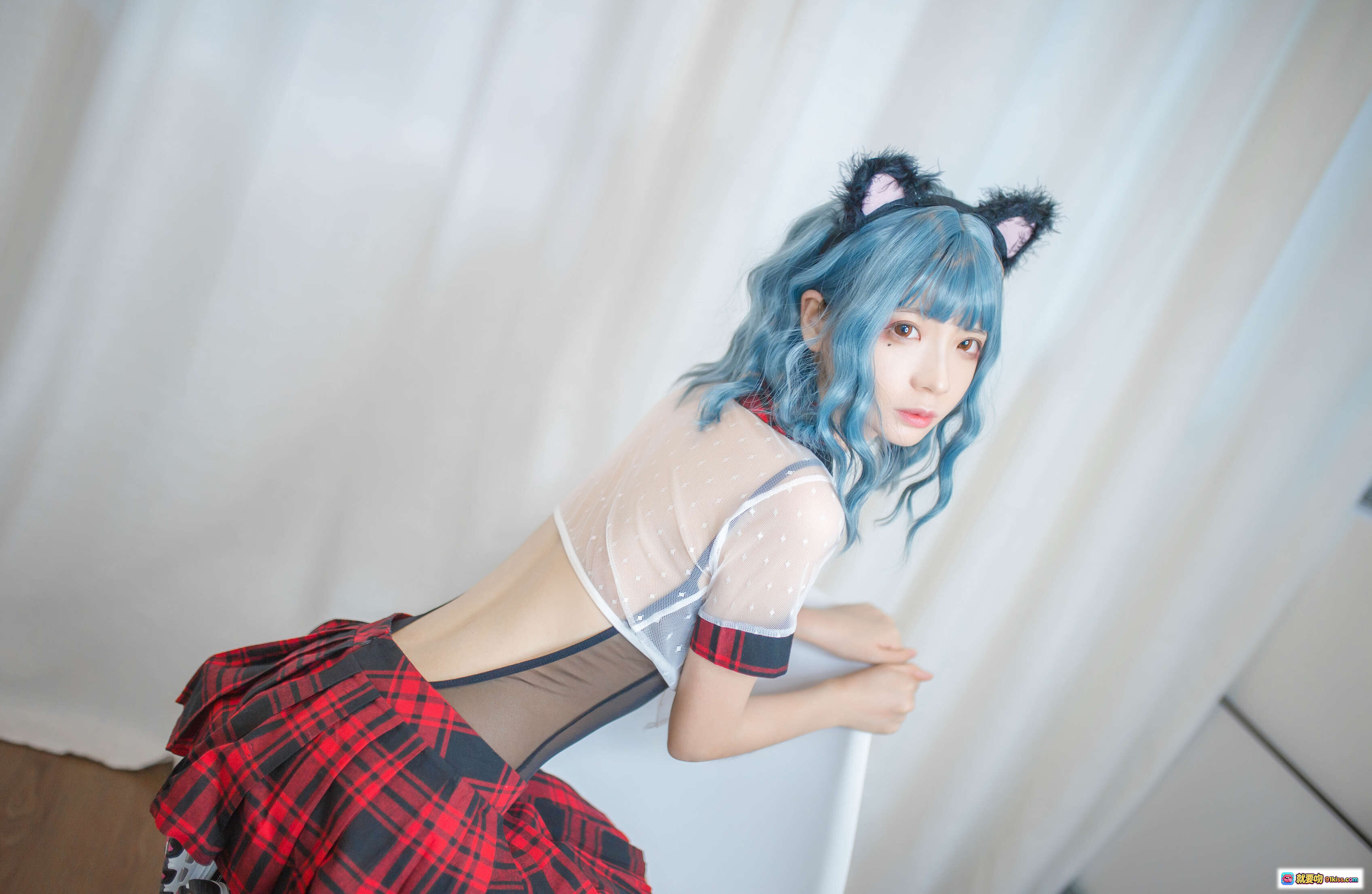 疯猫ss NO.060 蓝发猫耳少女 Cosplay 写真 26P 122MB 透明上衣红格裙 美少女姿势摆拍 - 就要吻