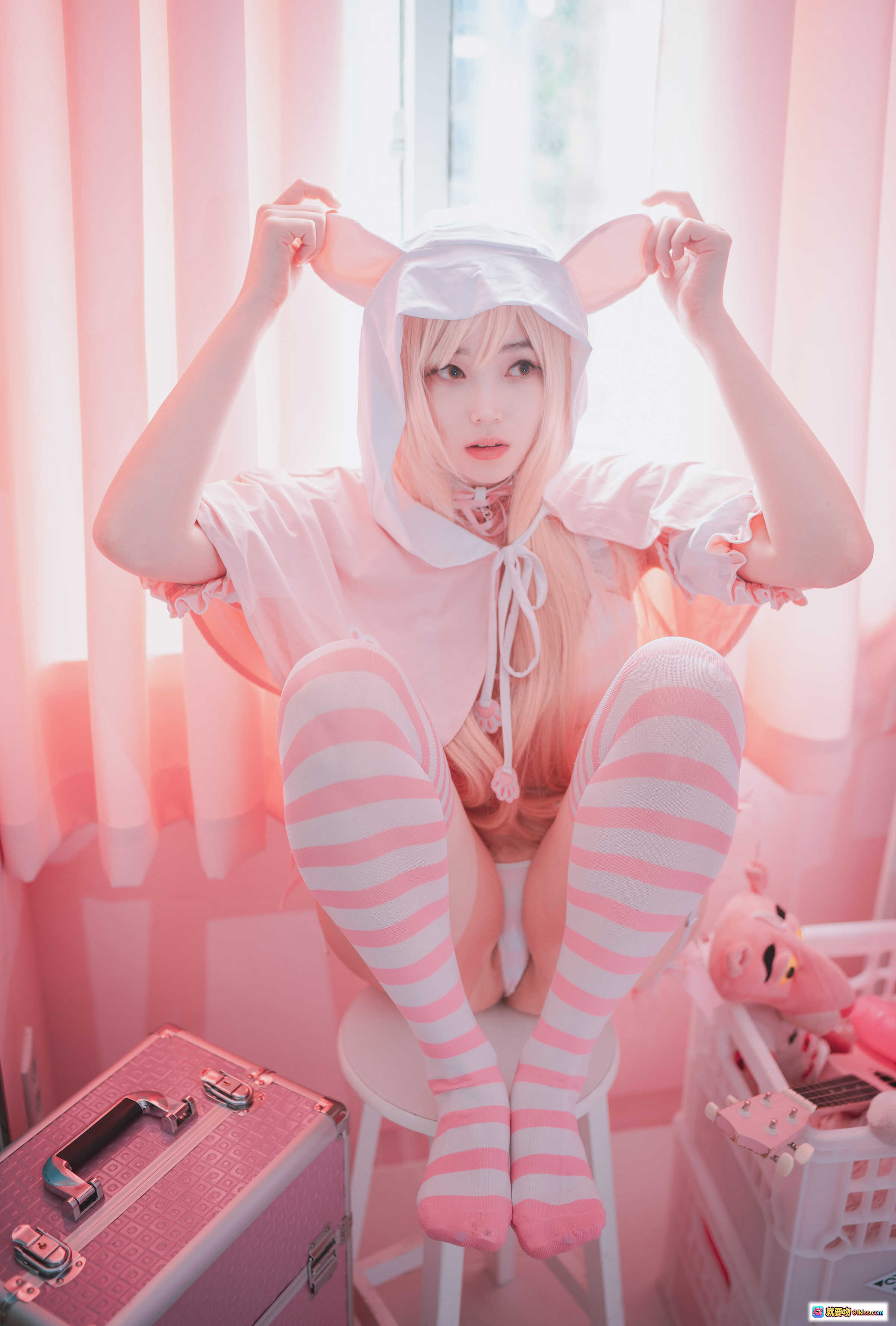 图片[5] - Bambi Angel de Rosa 粉色条纹袜猫耳少女写真｜甜美动漫COSPLAY泳池边躺椅拍照场景 - 就要吻