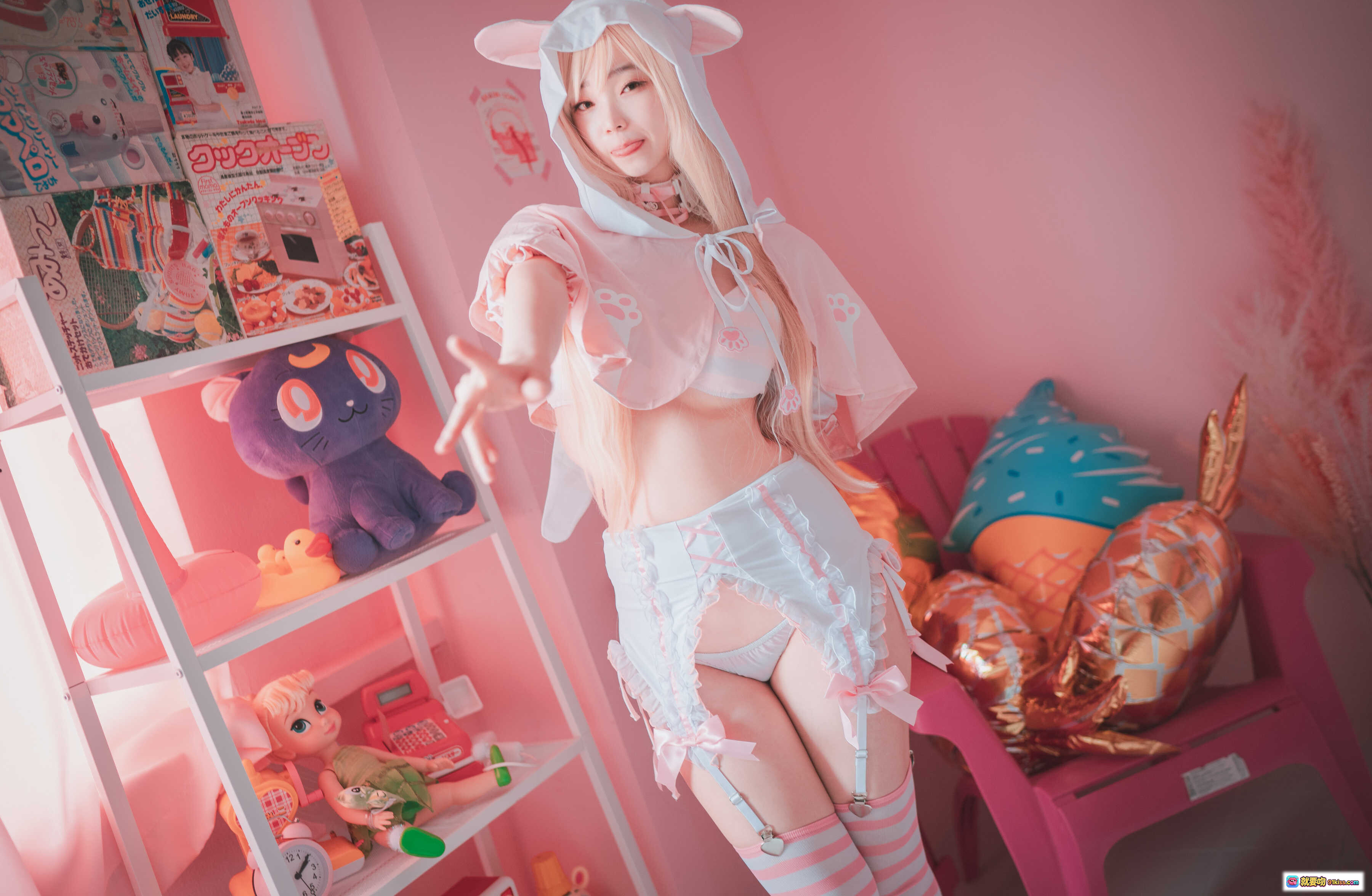 图片[8] - Bambi Angel de Rosa 粉色条纹袜猫耳少女写真｜甜美动漫COSPLAY泳池边躺椅拍照场景 - 就要吻