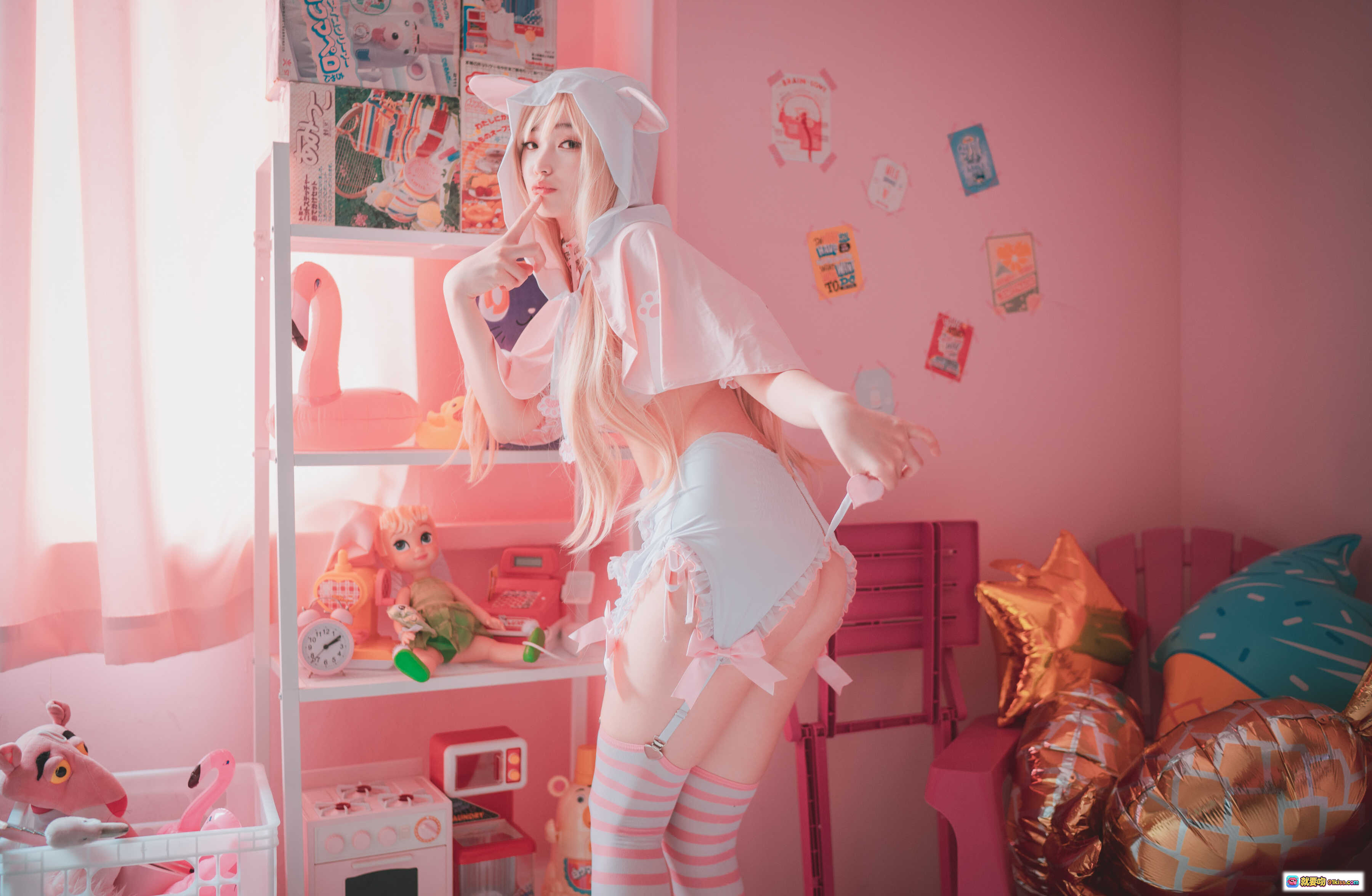 图片[10] - Bambi Angel de Rosa 粉色条纹袜猫耳少女写真｜甜美动漫COSPLAY泳池边躺椅拍照场景 - 就要吻