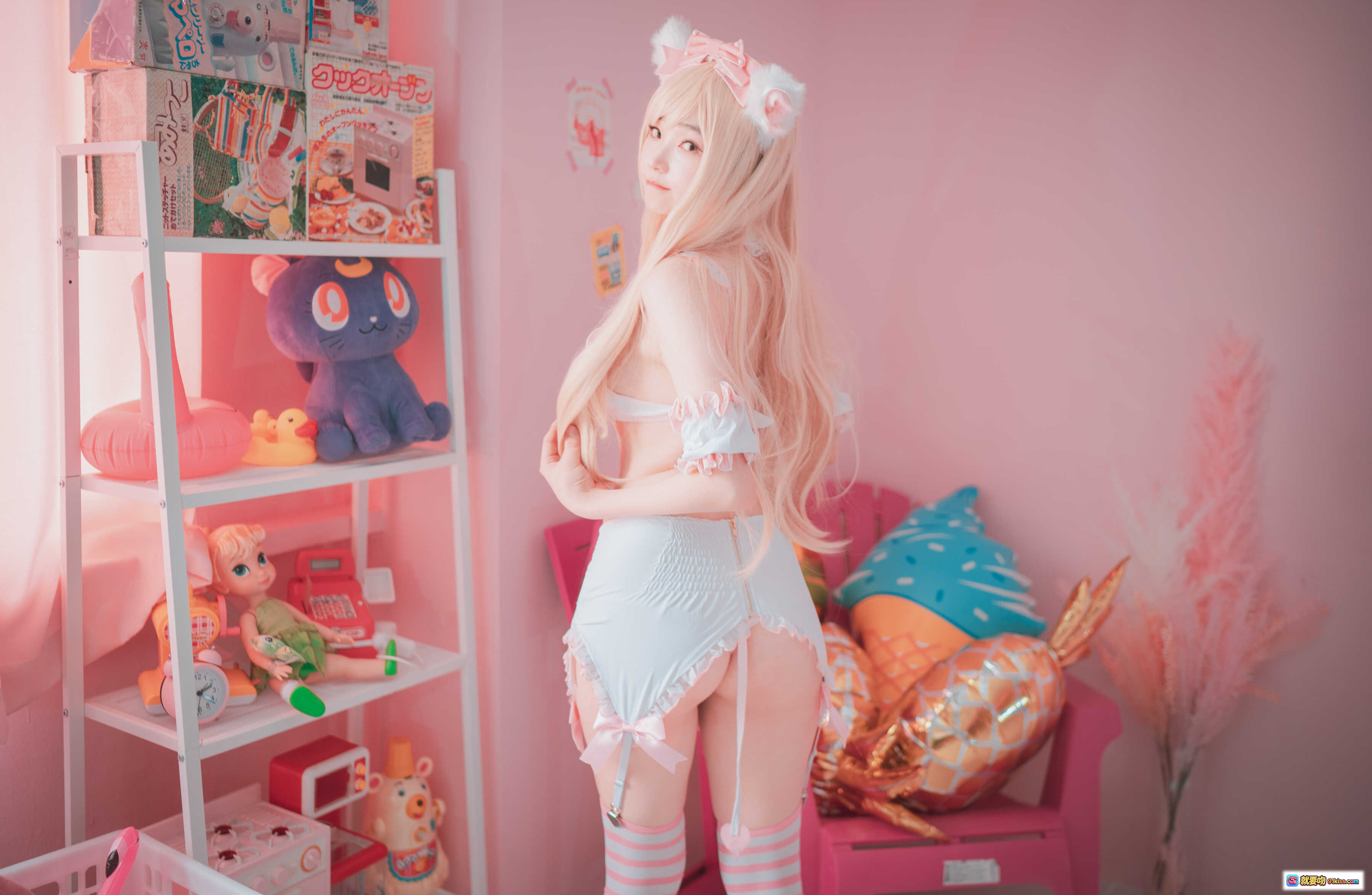 图片[3] - Bambi Angel de Rosa 粉色条纹袜猫耳少女写真｜甜美动漫COSPLAY泳池边躺椅拍照场景 - 就要吻