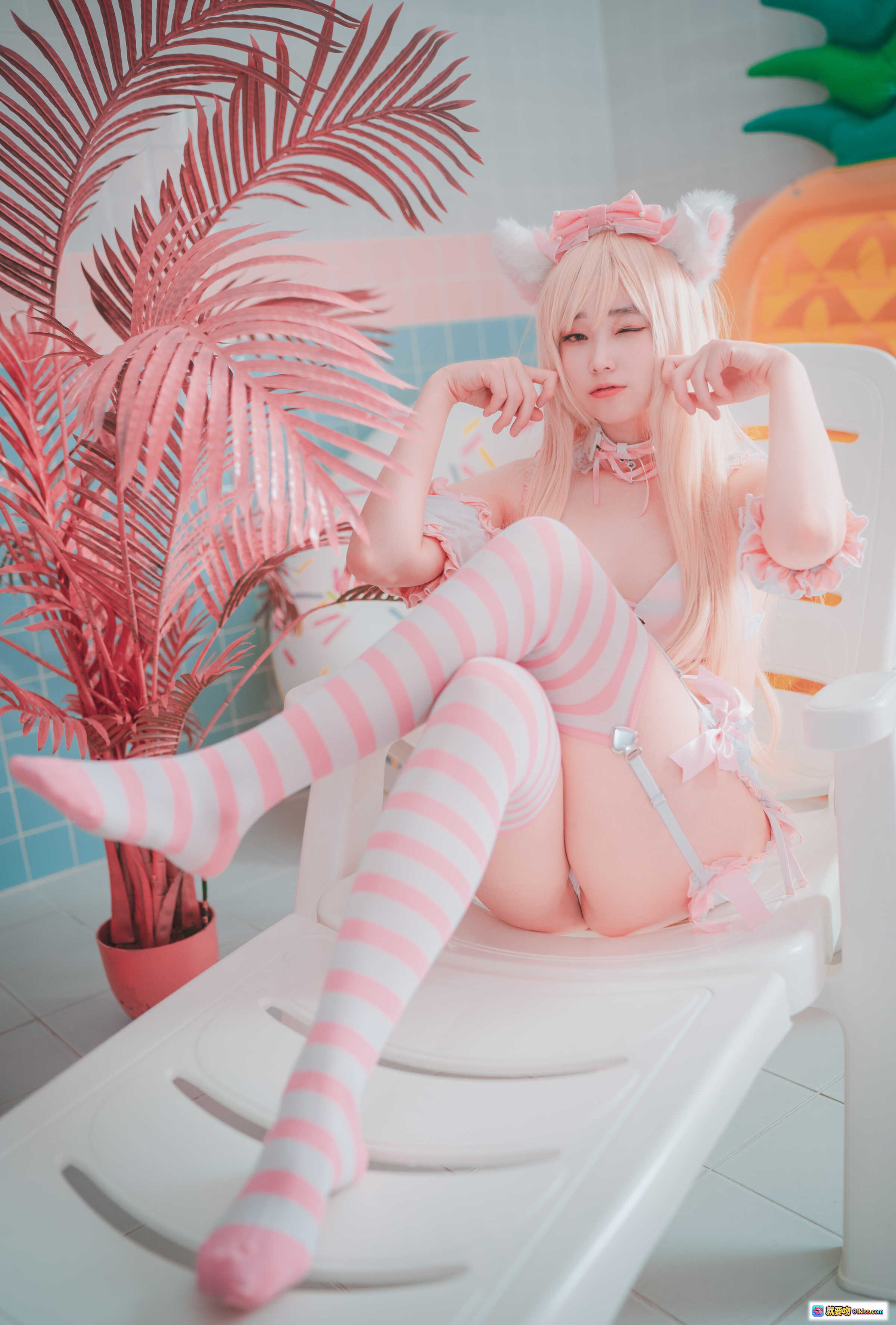 Bambi Angel de Rosa 粉色条纹袜猫耳少女写真｜甜美动漫COSPLAY泳池边躺椅拍照场景 - 就要吻