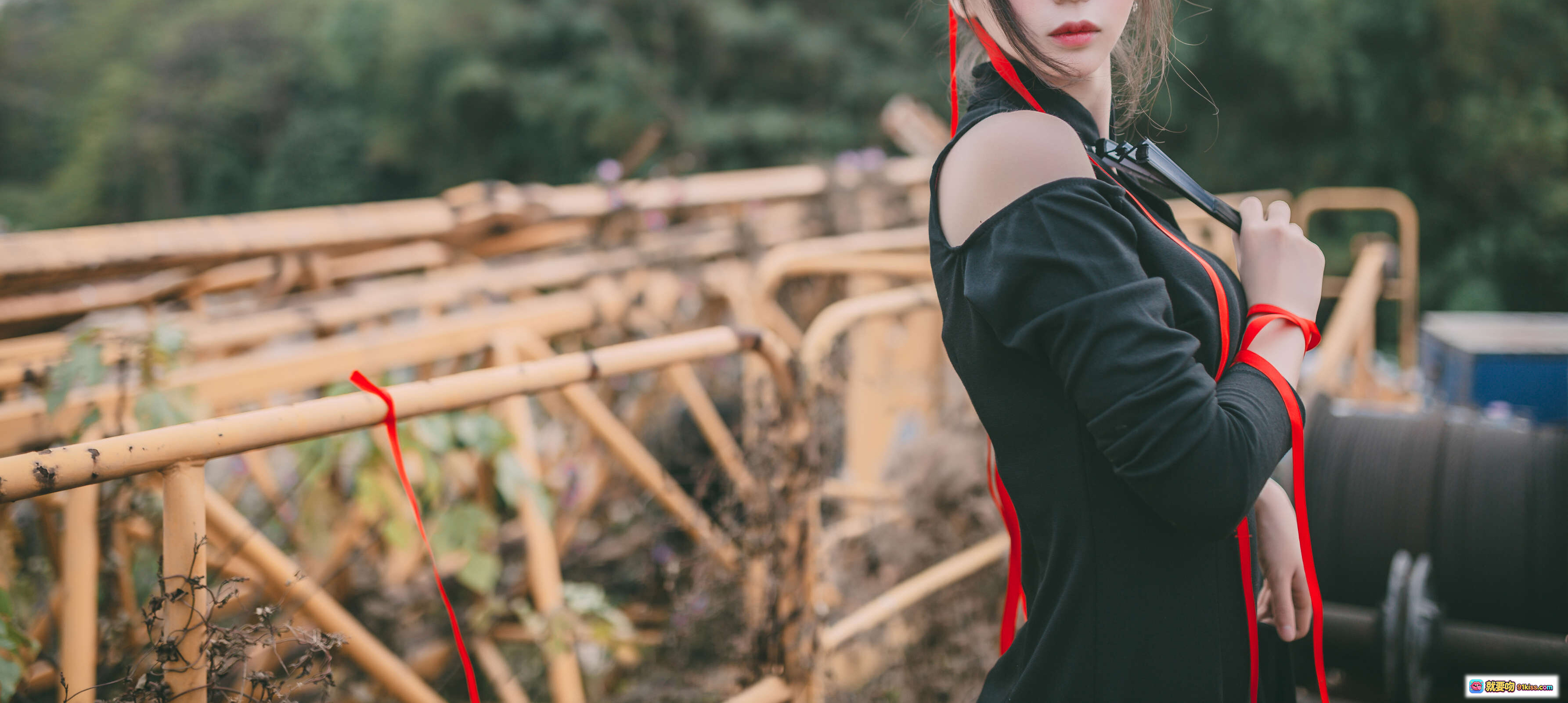 图片[1] - 疯猫ss NO.049 旗袍写真 | 黑红撞色露肩设计 | 户外竹架背景 | 20P高清图集 | 145MB下载 - 就要吻