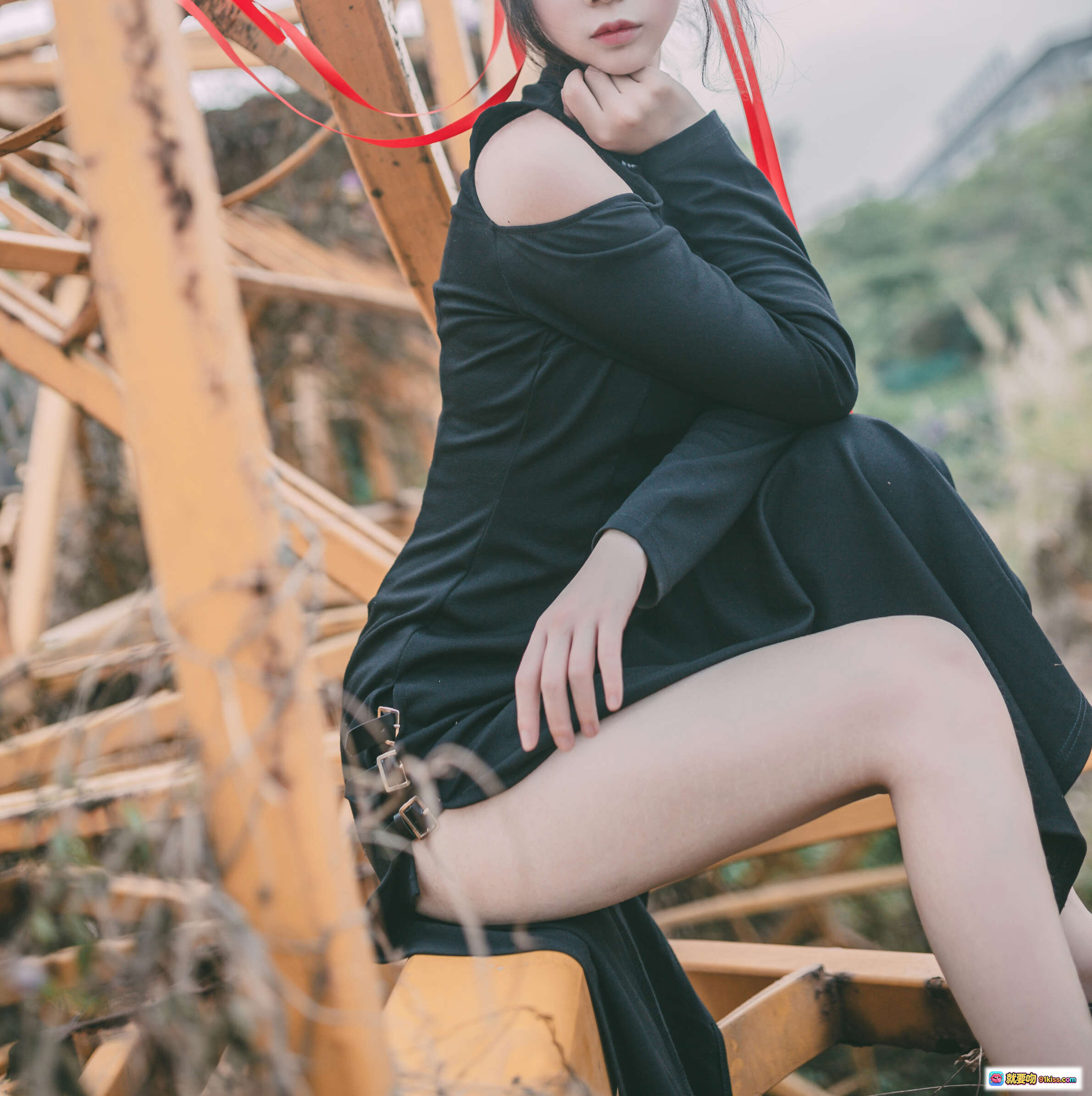 图片[7] - 疯猫ss NO.049 旗袍写真 | 黑红撞色露肩设计 | 户外竹架背景 | 20P高清图集 | 145MB下载 - 就要吻