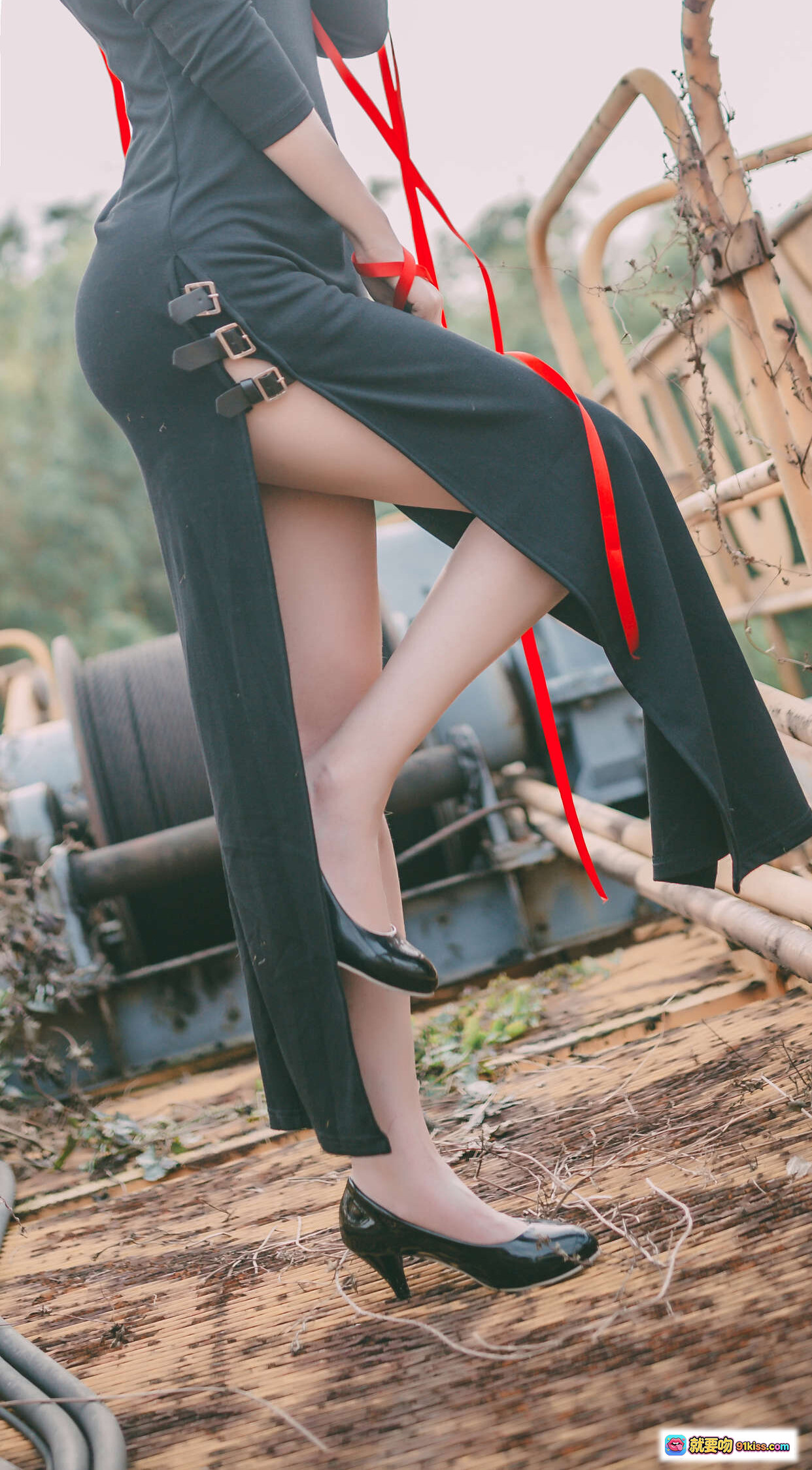 图片[9] - 疯猫ss NO.049 旗袍写真 | 黑红撞色露肩设计 | 户外竹架背景 | 20P高清图集 | 145MB下载 - 就要吻