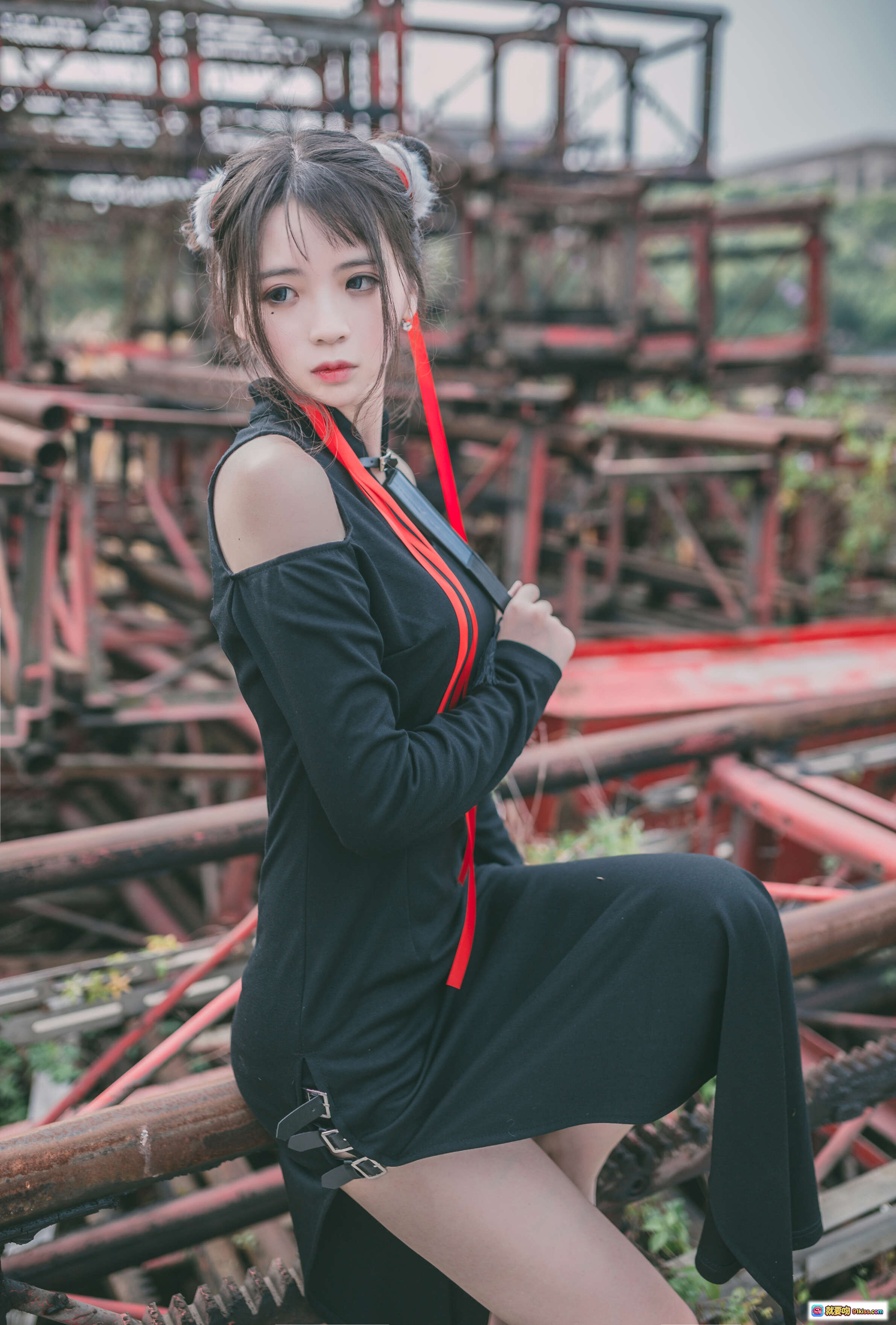 图片[10] - 疯猫ss NO.049 旗袍写真 | 黑红撞色露肩设计 | 户外竹架背景 | 20P高清图集 | 145MB下载 - 就要吻