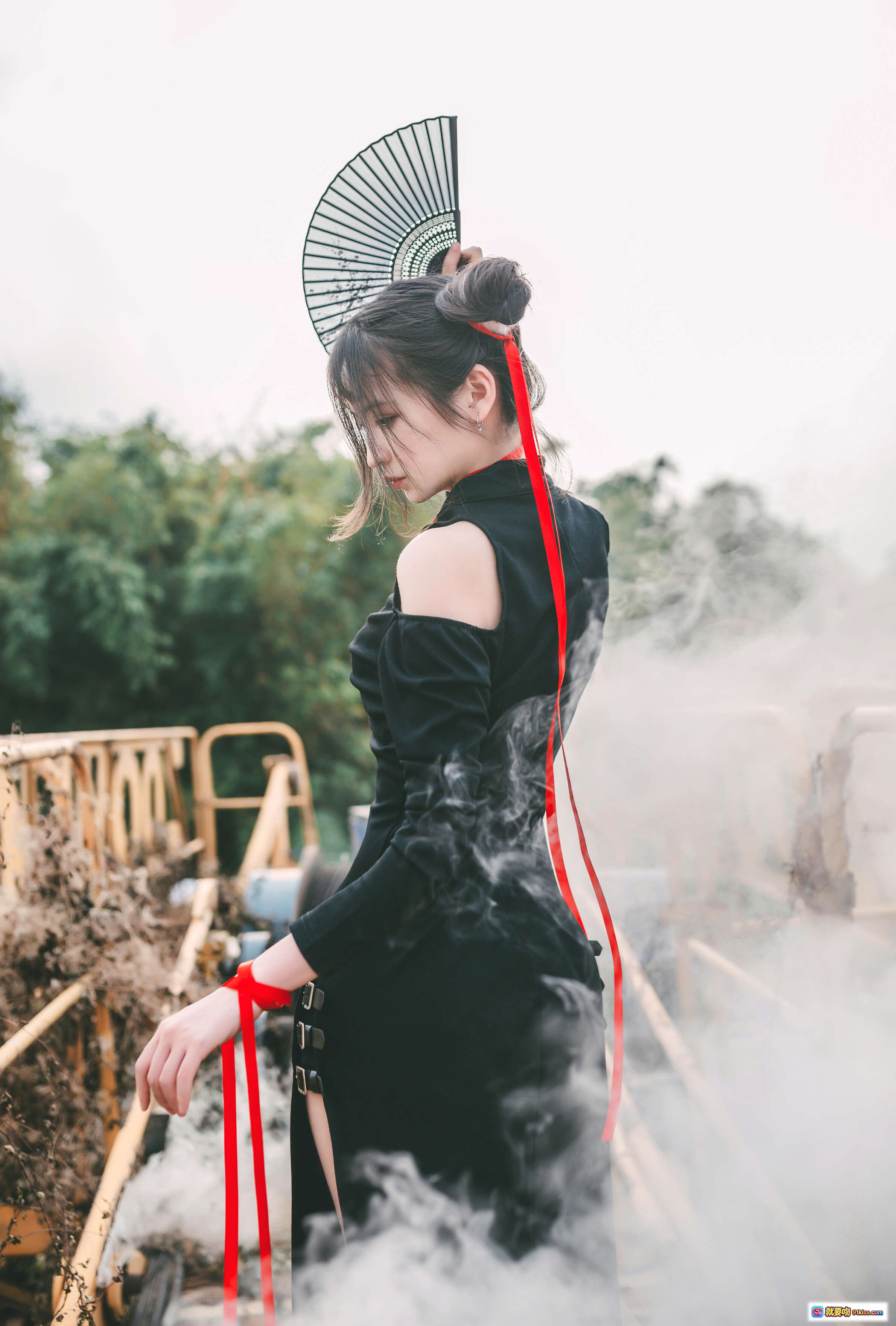 图片[6] - 疯猫ss NO.049 旗袍写真 | 黑红撞色露肩设计 | 户外竹架背景 | 20P高清图集 | 145MB下载 - 就要吻