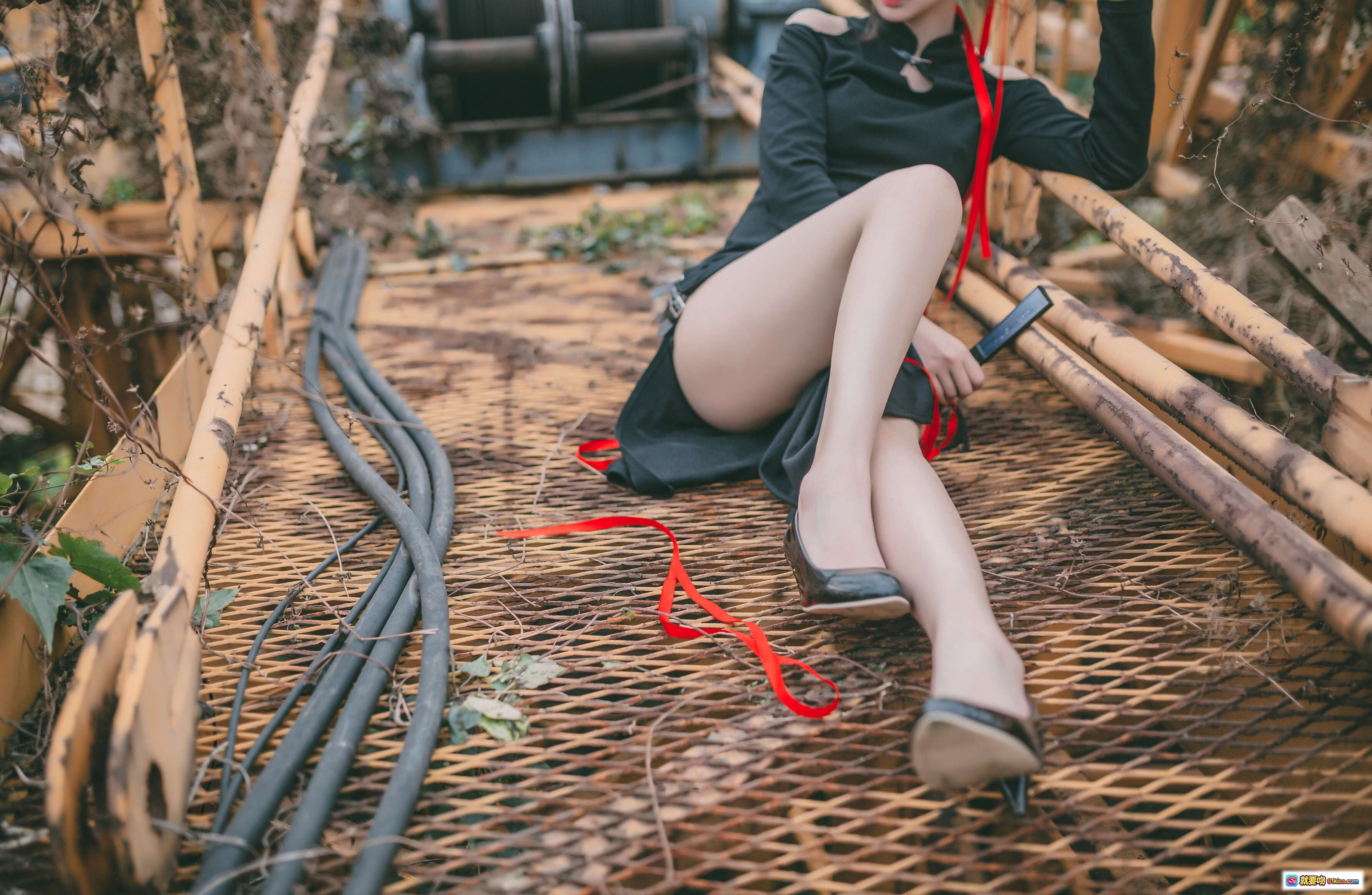 图片[8] - 疯猫ss NO.049 旗袍写真 | 黑红撞色露肩设计 | 户外竹架背景 | 20P高清图集 | 145MB下载 - 就要吻