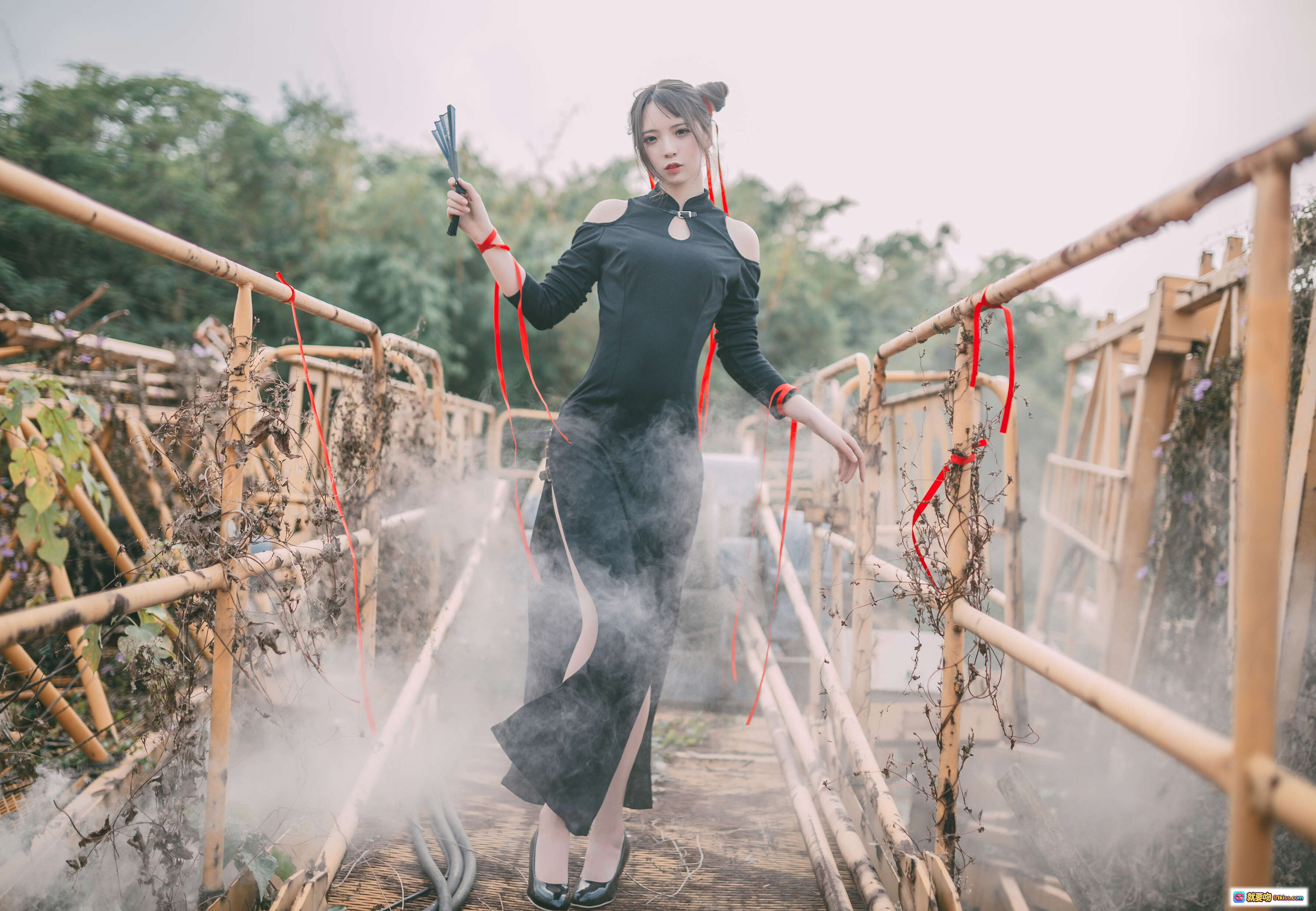 图片[2] - 疯猫ss NO.049 旗袍写真 | 黑红撞色露肩设计 | 户外竹架背景 | 20P高清图集 | 145MB下载 - 就要吻