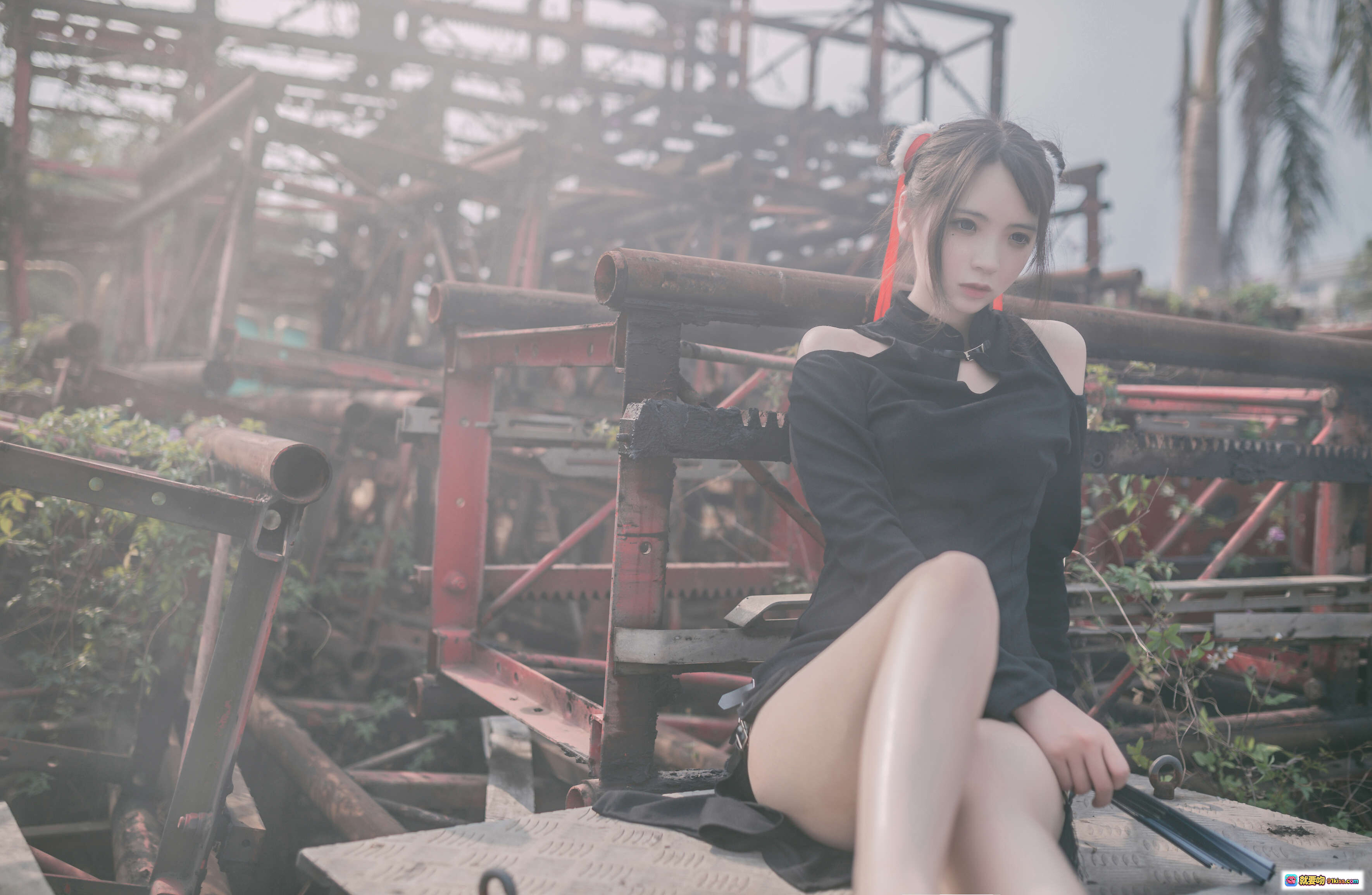 图片[4] - 疯猫ss NO.049 旗袍写真 | 黑红撞色露肩设计 | 户外竹架背景 | 20P高清图集 | 145MB下载 - 就要吻