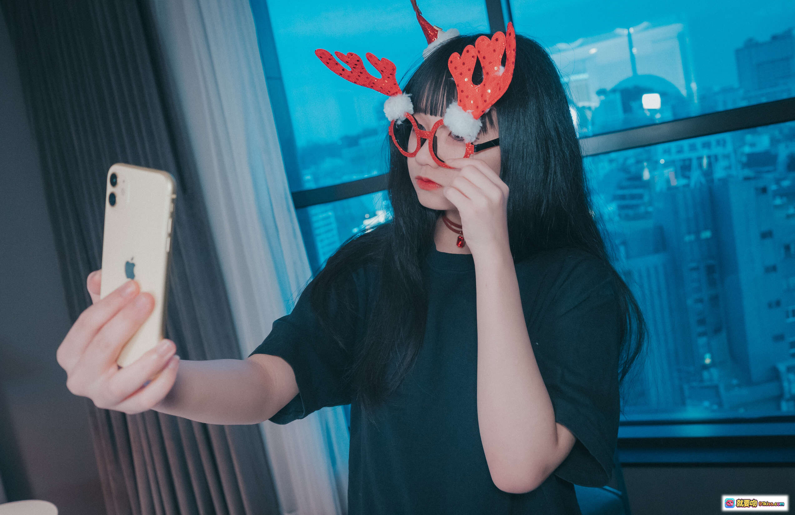 韩国正妹Jenny圣诞特辑2020｜戴红鹿角眼镜自拍｜高楼夜景背景｜iPhone手机拍摄｜DJAWA节日氛围 - 就要吻