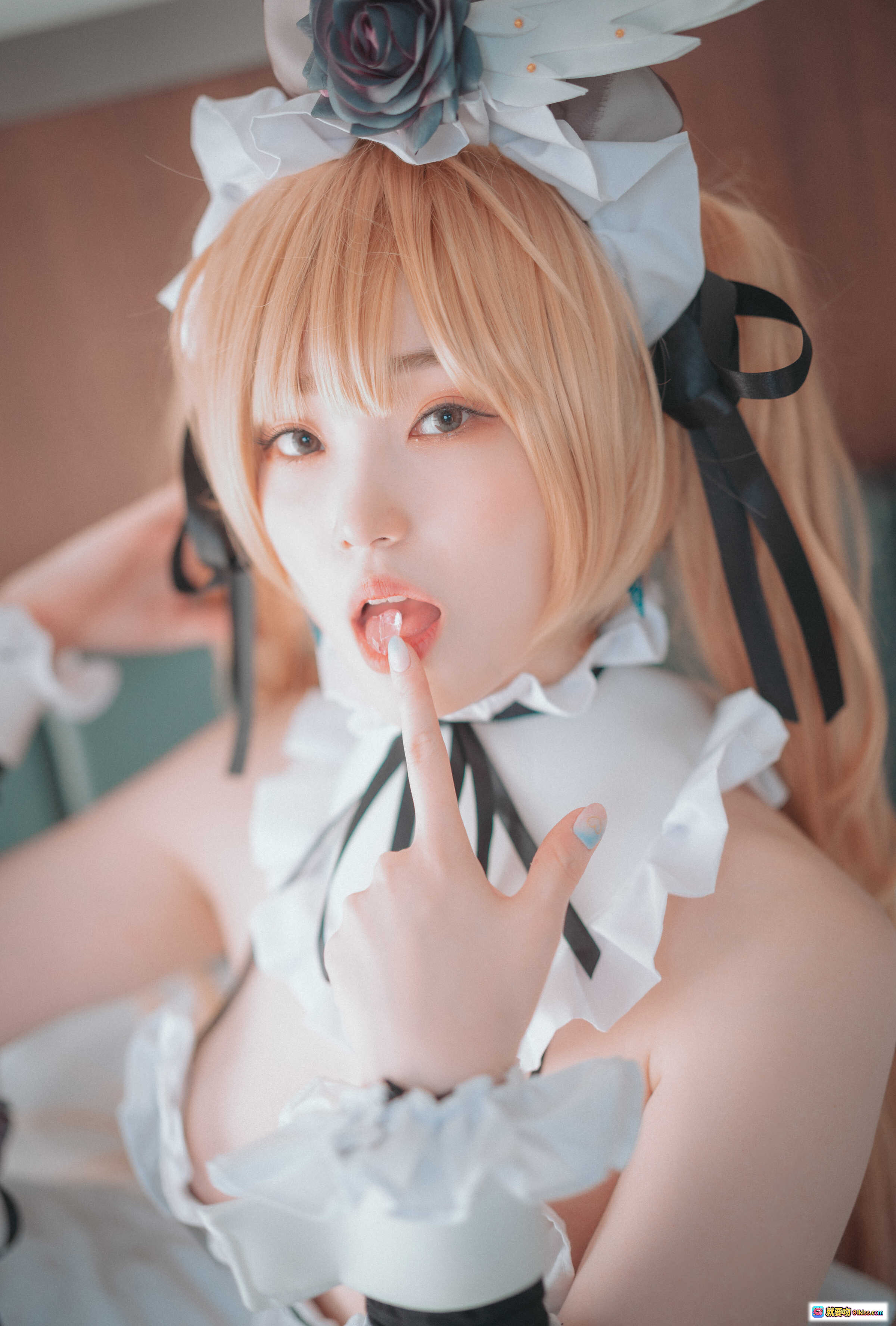 Bambi [DJAWA] Heart to Heart Nephthys版cosplay 金发女仆装 花饰头饰 甜美表情 指唇姿势 白黑蕾丝细节 高清写真 - 就要吻
