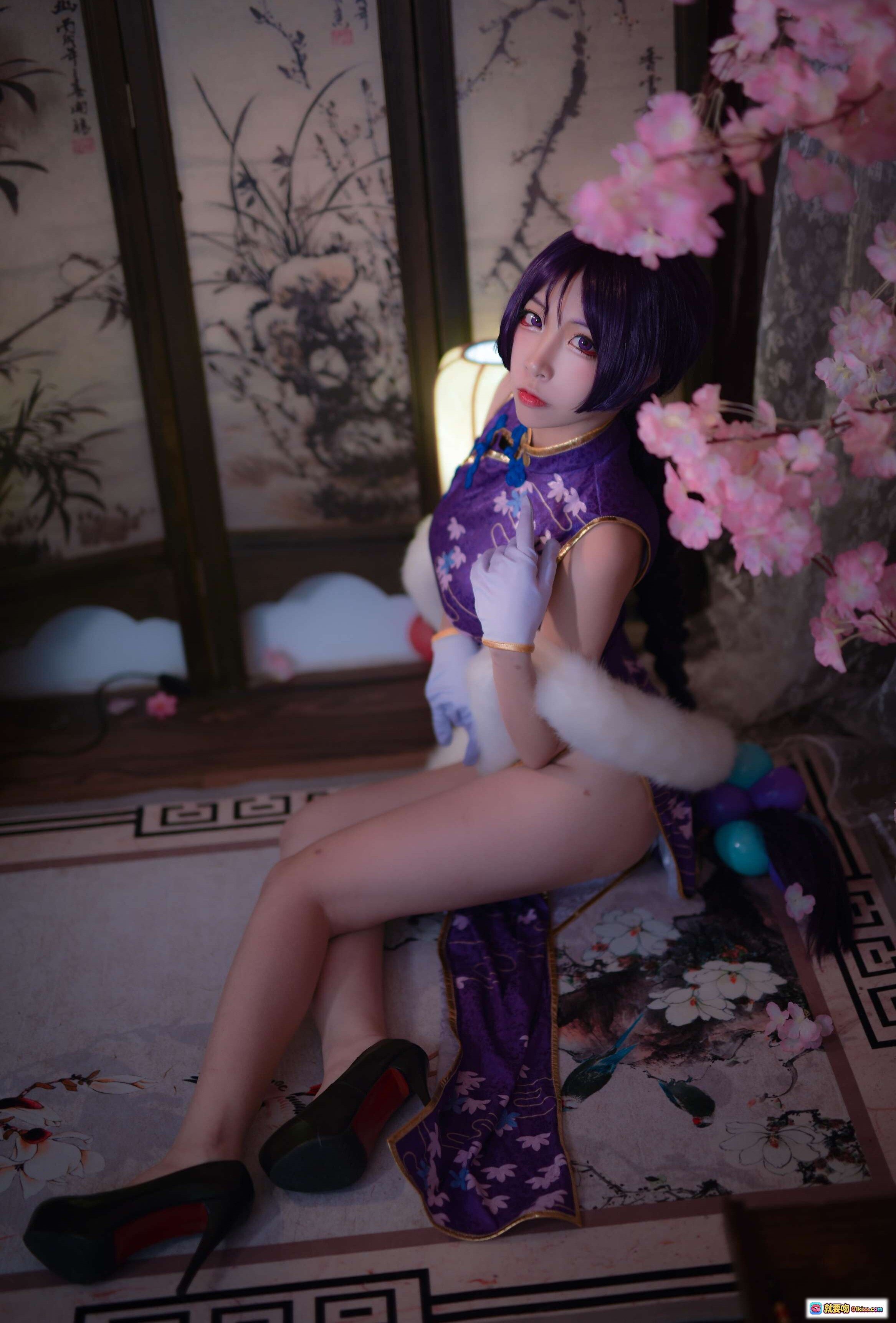 二佐Nisa NO.023 Fate奶光旗袍cos写真 紫色刺绣旗袍+樱花背景+高跟鞋+日式屏风+白手套+和风美少女 - 就要吻