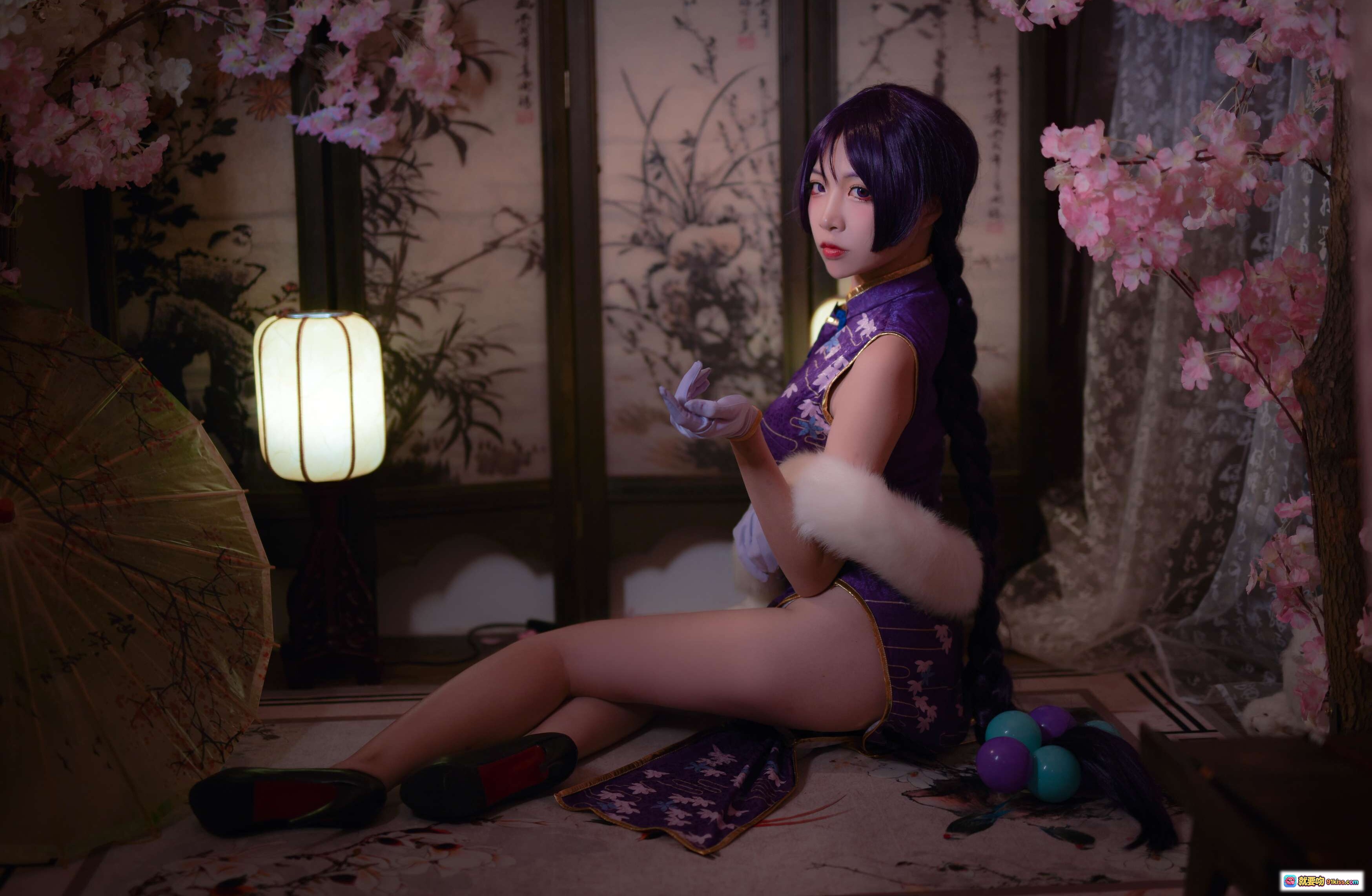 图片[9] - 二佐Nisa NO.023 Fate奶光旗袍cos写真 紫色刺绣旗袍+樱花背景+高跟鞋+日式屏风+白手套+和风美少女 - 就要吻